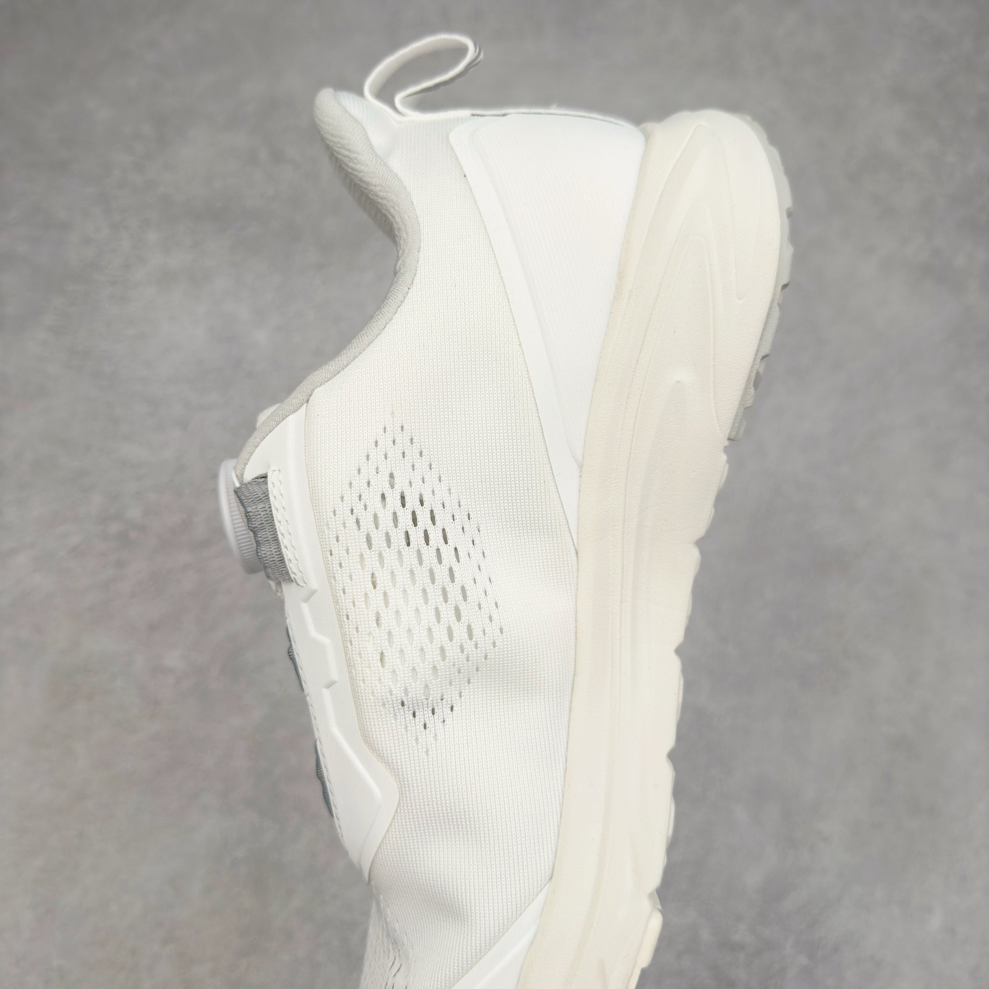 图片[7]-＃HP DESCENTE RUNNING 迪桑特系列BOA舒适减震防滑耐磨回弹跑步鞋 DESCENTE（迪桑特）创立于1935年，品牌名取自法语词汇，意为“滑降”。品牌箭头标识代表滑雪的三种技术“高速直线滑行”、“穿越”和“侧滑”，也寓意品牌在打造高端专业运动产品中不断追求完美的创新精神，致力于成为中国高端专业滑雪、综训、女子、铁人三项、高尔夫的第一品牌。尺码：39 40 40.5 41 42 42.5 43 44-选品中心