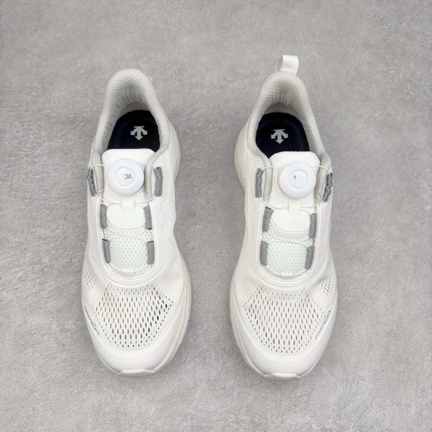 图片[2]-＃HP DESCENTE RUNNING 迪桑特系列BOA舒适减震防滑耐磨回弹跑步鞋 DESCENTE（迪桑特）创立于1935年，品牌名取自法语词汇，意为“滑降”。品牌箭头标识代表滑雪的三种技术“高速直线滑行”、“穿越”和“侧滑”，也寓意品牌在打造高端专业运动产品中不断追求完美的创新精神，致力于成为中国高端专业滑雪、综训、女子、铁人三项、高尔夫的第一品牌。尺码：39 40 40.5 41 42 42.5 43 44-选品中心