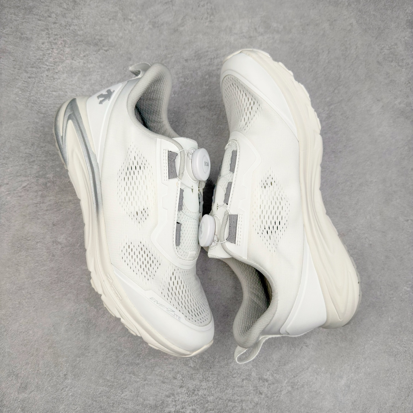 图片[3]-＃HP DESCENTE RUNNING 迪桑特系列BOA舒适减震防滑耐磨回弹跑步鞋 DESCENTE（迪桑特）创立于1935年，品牌名取自法语词汇，意为“滑降”。品牌箭头标识代表滑雪的三种技术“高速直线滑行”、“穿越”和“侧滑”，也寓意品牌在打造高端专业运动产品中不断追求完美的创新精神，致力于成为中国高端专业滑雪、综训、女子、铁人三项、高尔夫的第一品牌。尺码：39 40 40.5 41 42 42.5 43 44-选品中心