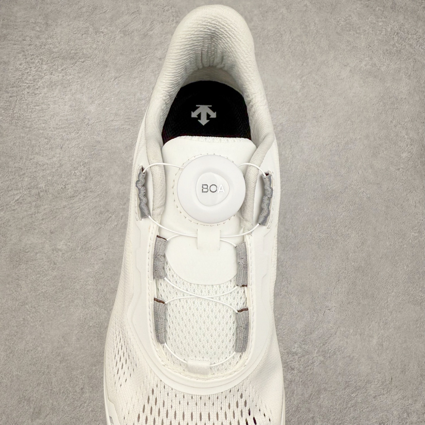 图片[5]-＃HP DESCENTE RUNNING 迪桑特系列BOA舒适减震防滑耐磨回弹跑步鞋 DESCENTE（迪桑特）创立于1935年，品牌名取自法语词汇，意为“滑降”。品牌箭头标识代表滑雪的三种技术“高速直线滑行”、“穿越”和“侧滑”，也寓意品牌在打造高端专业运动产品中不断追求完美的创新精神，致力于成为中国高端专业滑雪、综训、女子、铁人三项、高尔夫的第一品牌。尺码：39 40 40.5 41 42 42.5 43 44-选品中心