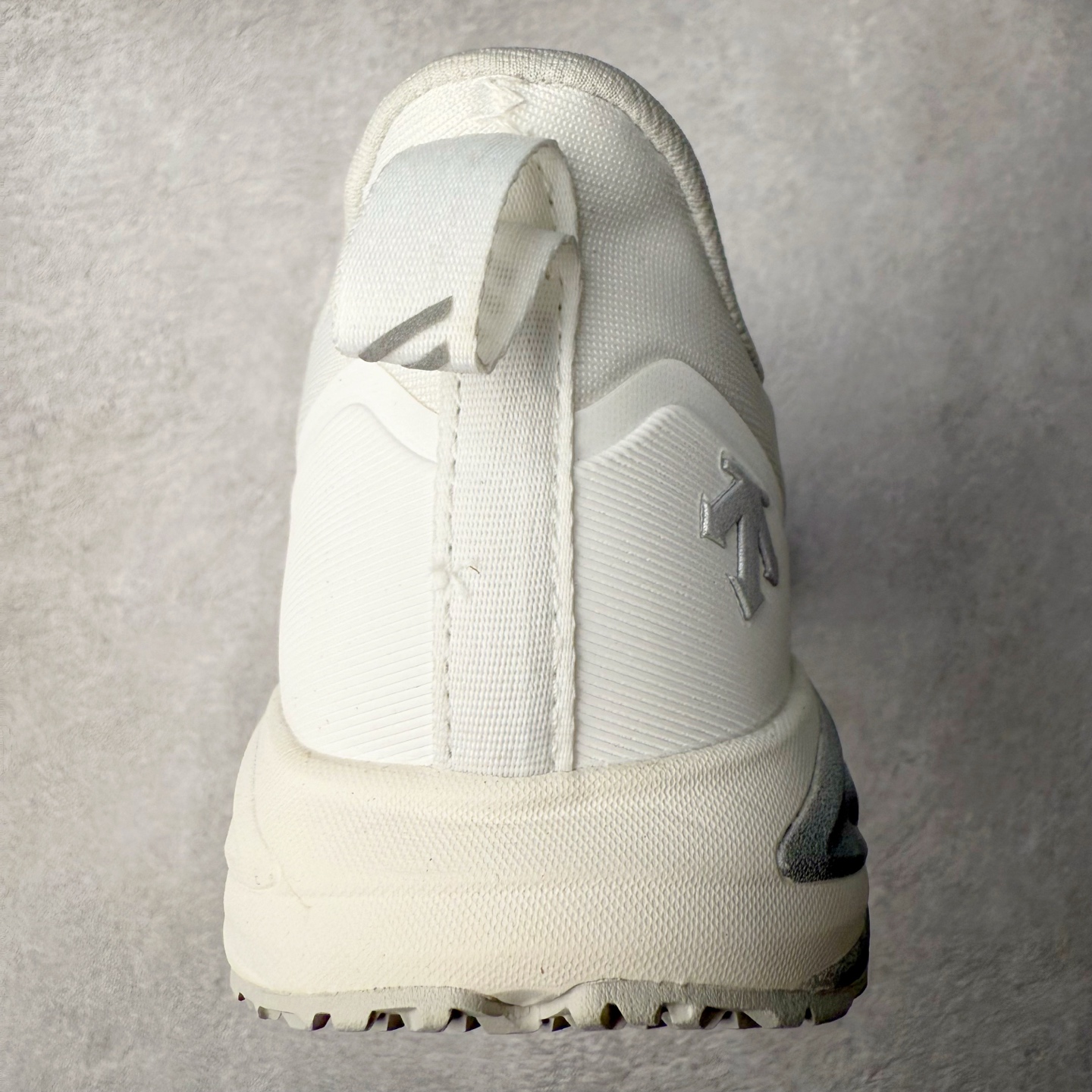 图片[8]-＃HP DESCENTE RUNNING 迪桑特系列BOA舒适减震防滑耐磨回弹跑步鞋 DESCENTE（迪桑特）创立于1935年，品牌名取自法语词汇，意为“滑降”。品牌箭头标识代表滑雪的三种技术“高速直线滑行”、“穿越”和“侧滑”，也寓意品牌在打造高端专业运动产品中不断追求完美的创新精神，致力于成为中国高端专业滑雪、综训、女子、铁人三项、高尔夫的第一品牌。尺码：39 40 40.5 41 42 42.5 43 44-选品中心