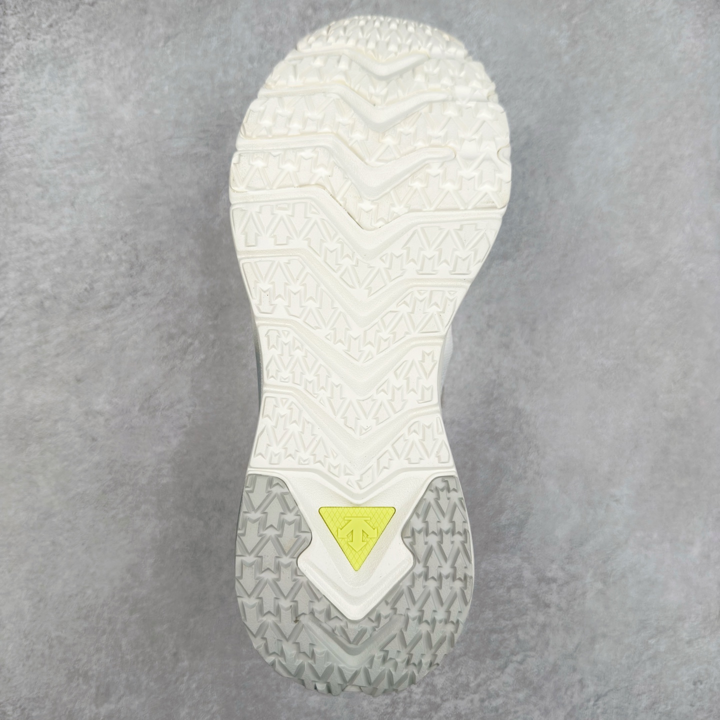 图片[9]-＃HP DESCENTE RUNNING 迪桑特系列BOA舒适减震防滑耐磨回弹跑步鞋 DESCENTE（迪桑特）创立于1935年，品牌名取自法语词汇，意为“滑降”。品牌箭头标识代表滑雪的三种技术“高速直线滑行”、“穿越”和“侧滑”，也寓意品牌在打造高端专业运动产品中不断追求完美的创新精神，致力于成为中国高端专业滑雪、综训、女子、铁人三项、高尔夫的第一品牌。尺码：39 40 40.5 41 42 42.5 43 44-选品中心