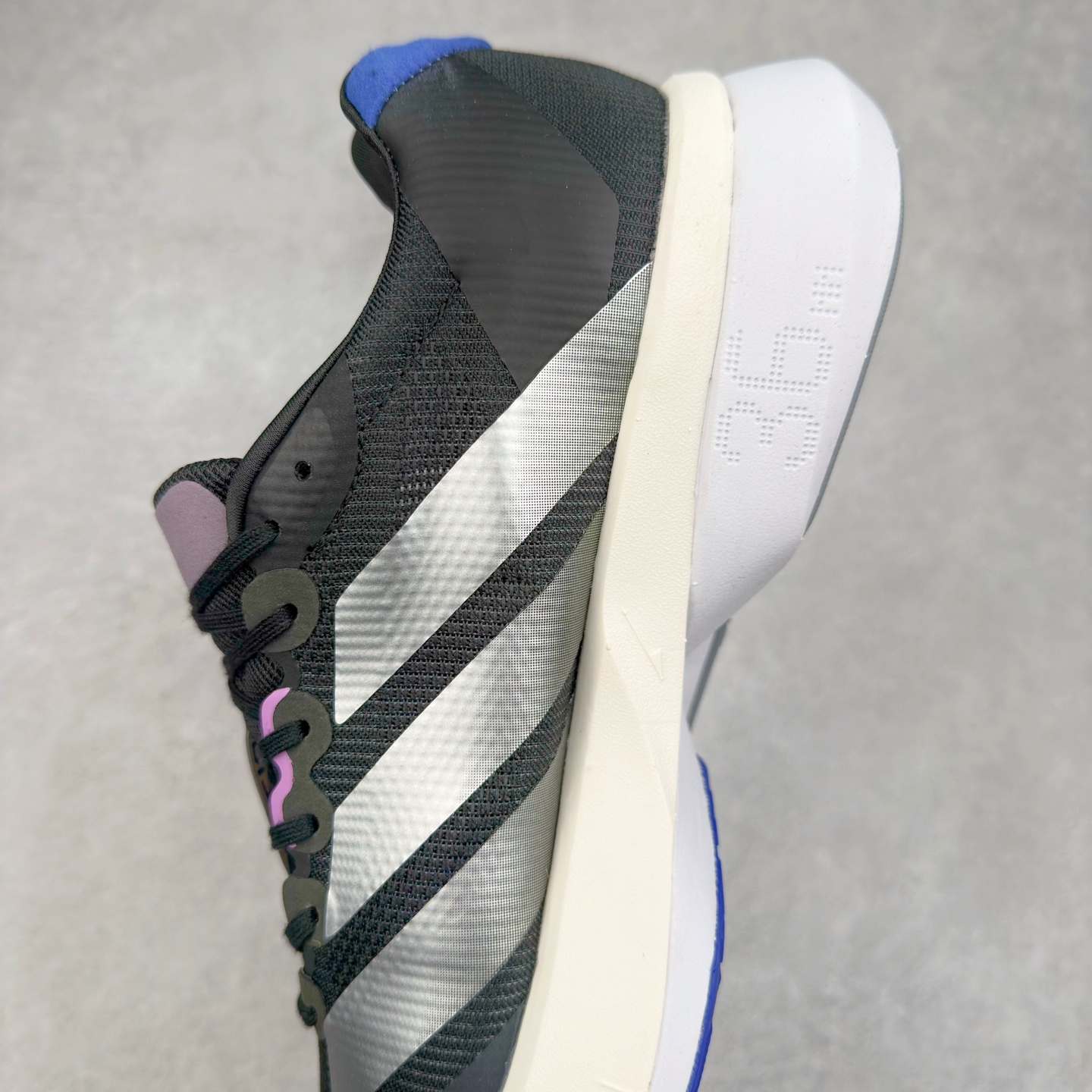 图片[7]-AD Adizero Boston 13 夏季透气网眼竞速跑鞋 JS4950 融合Lightstrike和Lightstrike Pro技术 采用乙烯/乙酸乙烯酯(EVA)材质 打造舒适中底 含ENERGYROD能量碳柱 旨在为步伐添活力 尺码：36 36.5 37 38 38.5 39 40 40.5 41 42 42.5 43 44 44.5 45-选品中心