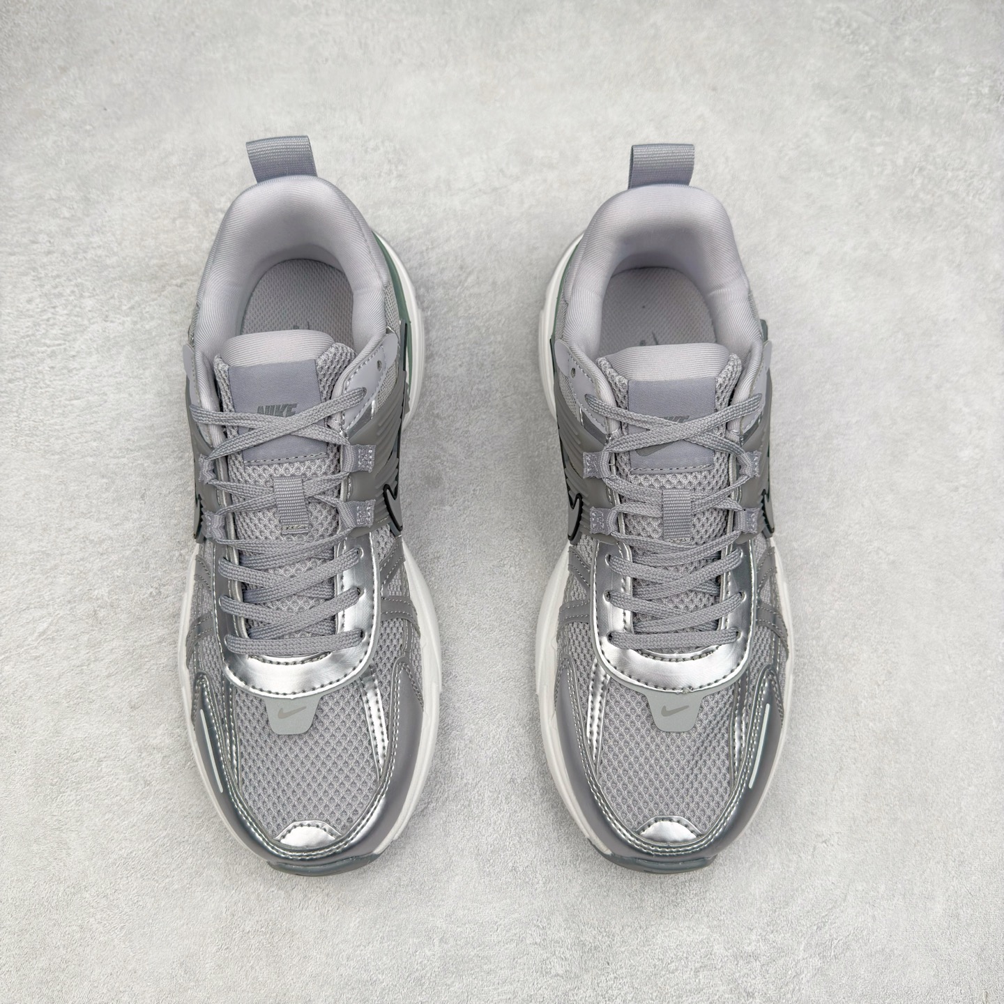 图片[2]-NK V2K Runtekk 减震防滑低帮 复古老爹鞋跑步鞋 FD0736-008 鞋款被命名为 Runtekk 设计上借鉴了 2000 年的跑鞋风格 配色上以金属银为主调 简练又有复古运动气质 材质上使用大面积网眼、皮革、TPU 组成 支撑和透气性肯定不错 中底处由 Cushlon 泡绵打造 保证在压马路时可以提供优秀脚感 并通过一手做旧氧化效果突出复古感 中底造型很容易让大家联想到巴黎世家3XL 增高效果同样不能忽视 尺码：36 36.5 37.5 38 38.5 39 40 40.5 41 42 42.5 43 44 44.5 45-选品中心