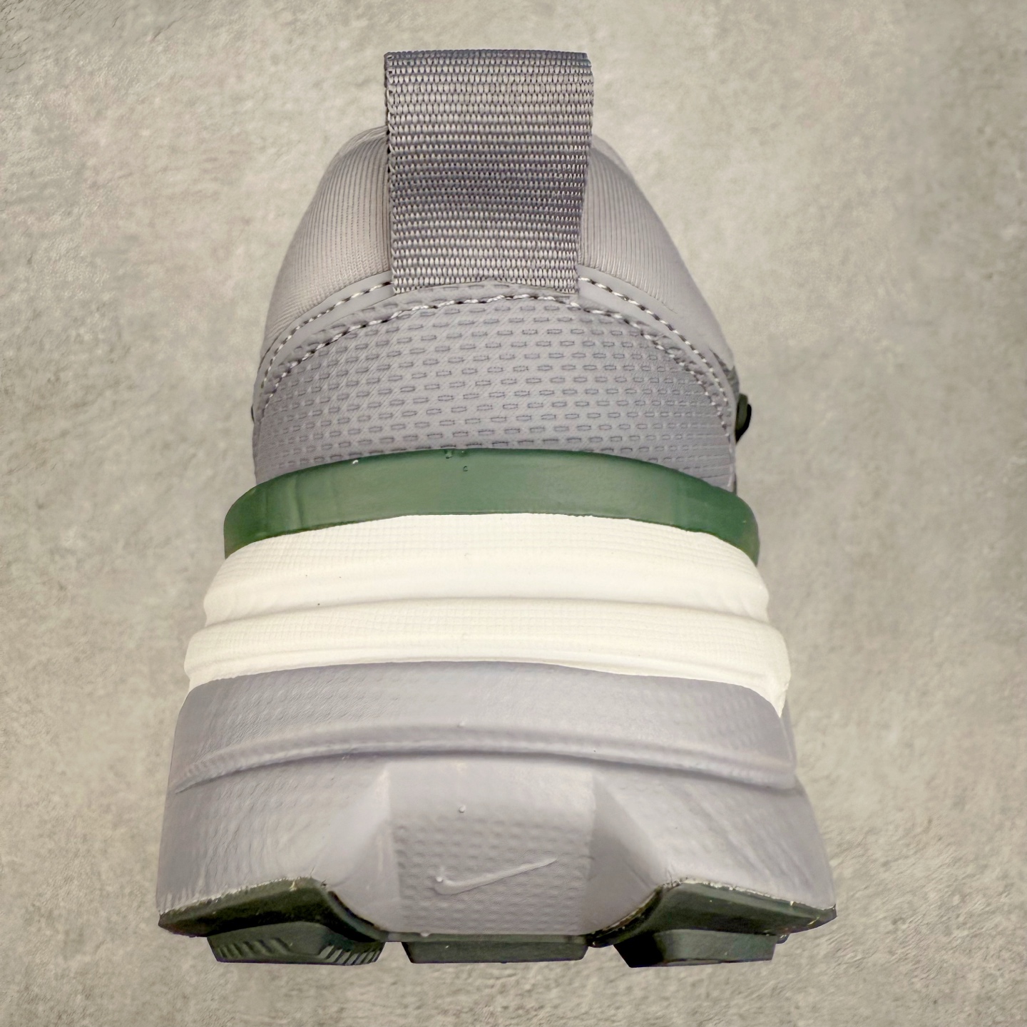 图片[8]-NK V2K Runtekk 减震防滑低帮 复古老爹鞋跑步鞋 FD0736-008 鞋款被命名为 Runtekk 设计上借鉴了 2000 年的跑鞋风格 配色上以金属银为主调 简练又有复古运动气质 材质上使用大面积网眼、皮革、TPU 组成 支撑和透气性肯定不错 中底处由 Cushlon 泡绵打造 保证在压马路时可以提供优秀脚感 并通过一手做旧氧化效果突出复古感 中底造型很容易让大家联想到巴黎世家3XL 增高效果同样不能忽视 尺码：36 36.5 37.5 38 38.5 39 40 40.5 41 42 42.5 43 44 44.5 45-选品中心