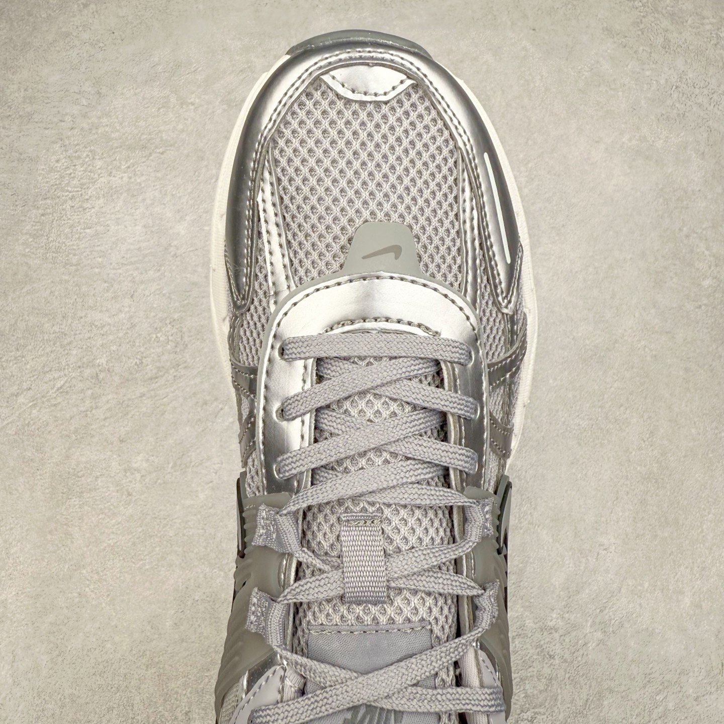 图片[4]-NK V2K Runtekk 减震防滑低帮 复古老爹鞋跑步鞋 FD0736-008 鞋款被命名为 Runtekk 设计上借鉴了 2000 年的跑鞋风格 配色上以金属银为主调 简练又有复古运动气质 材质上使用大面积网眼、皮革、TPU 组成 支撑和透气性肯定不错 中底处由 Cushlon 泡绵打造 保证在压马路时可以提供优秀脚感 并通过一手做旧氧化效果突出复古感 中底造型很容易让大家联想到巴黎世家3XL 增高效果同样不能忽视 尺码：36 36.5 37.5 38 38.5 39 40 40.5 41 42 42.5 43 44 44.5 45-选品中心