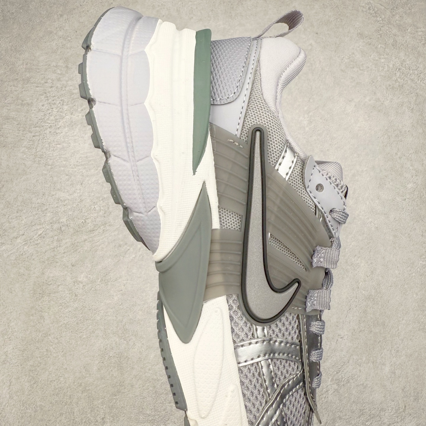 图片[6]-NK V2K Runtekk 减震防滑低帮 复古老爹鞋跑步鞋 FD0736-008 鞋款被命名为 Runtekk 设计上借鉴了 2000 年的跑鞋风格 配色上以金属银为主调 简练又有复古运动气质 材质上使用大面积网眼、皮革、TPU 组成 支撑和透气性肯定不错 中底处由 Cushlon 泡绵打造 保证在压马路时可以提供优秀脚感 并通过一手做旧氧化效果突出复古感 中底造型很容易让大家联想到巴黎世家3XL 增高效果同样不能忽视 尺码：36 36.5 37.5 38 38.5 39 40 40.5 41 42 42.5 43 44 44.5 45-选品中心