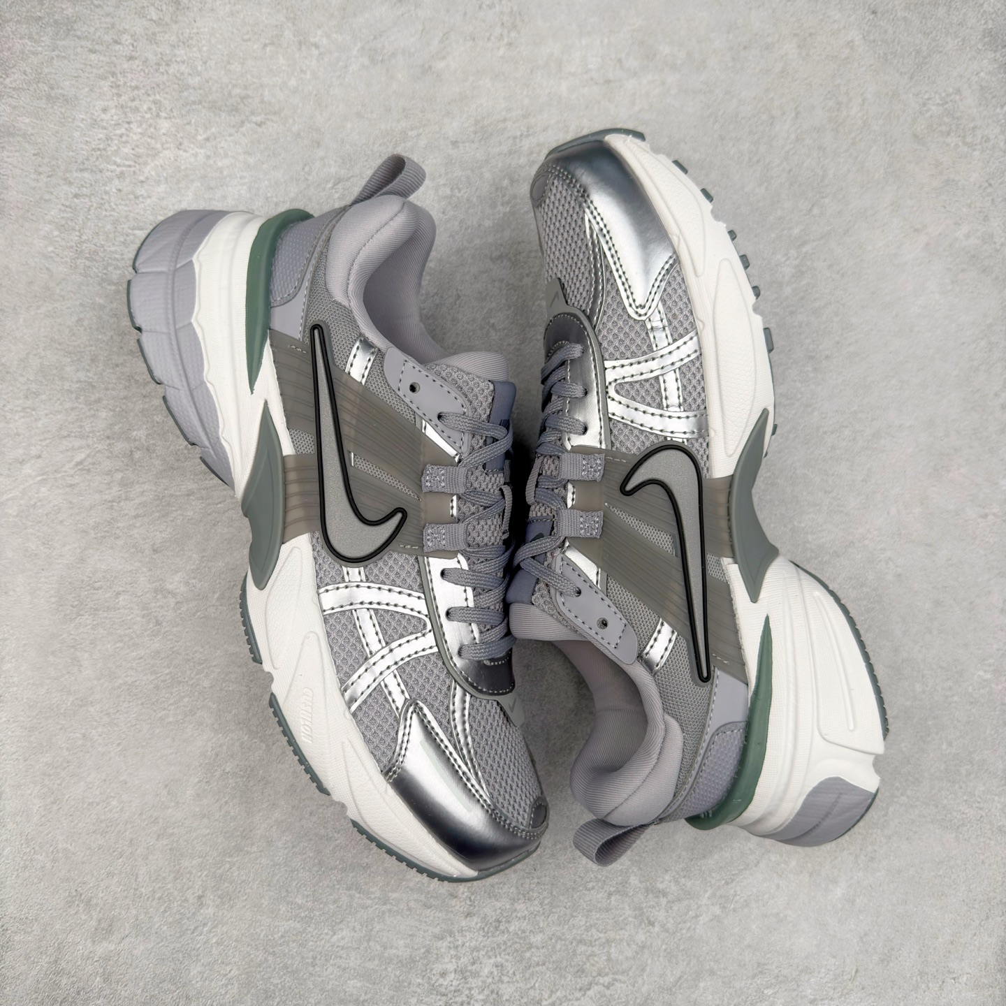 图片[3]-NK V2K Runtekk 减震防滑低帮 复古老爹鞋跑步鞋 FD0736-008 鞋款被命名为 Runtekk 设计上借鉴了 2000 年的跑鞋风格 配色上以金属银为主调 简练又有复古运动气质 材质上使用大面积网眼、皮革、TPU 组成 支撑和透气性肯定不错 中底处由 Cushlon 泡绵打造 保证在压马路时可以提供优秀脚感 并通过一手做旧氧化效果突出复古感 中底造型很容易让大家联想到巴黎世家3XL 增高效果同样不能忽视 尺码：36 36.5 37.5 38 38.5 39 40 40.5 41 42 42.5 43 44 44.5 45-选品中心