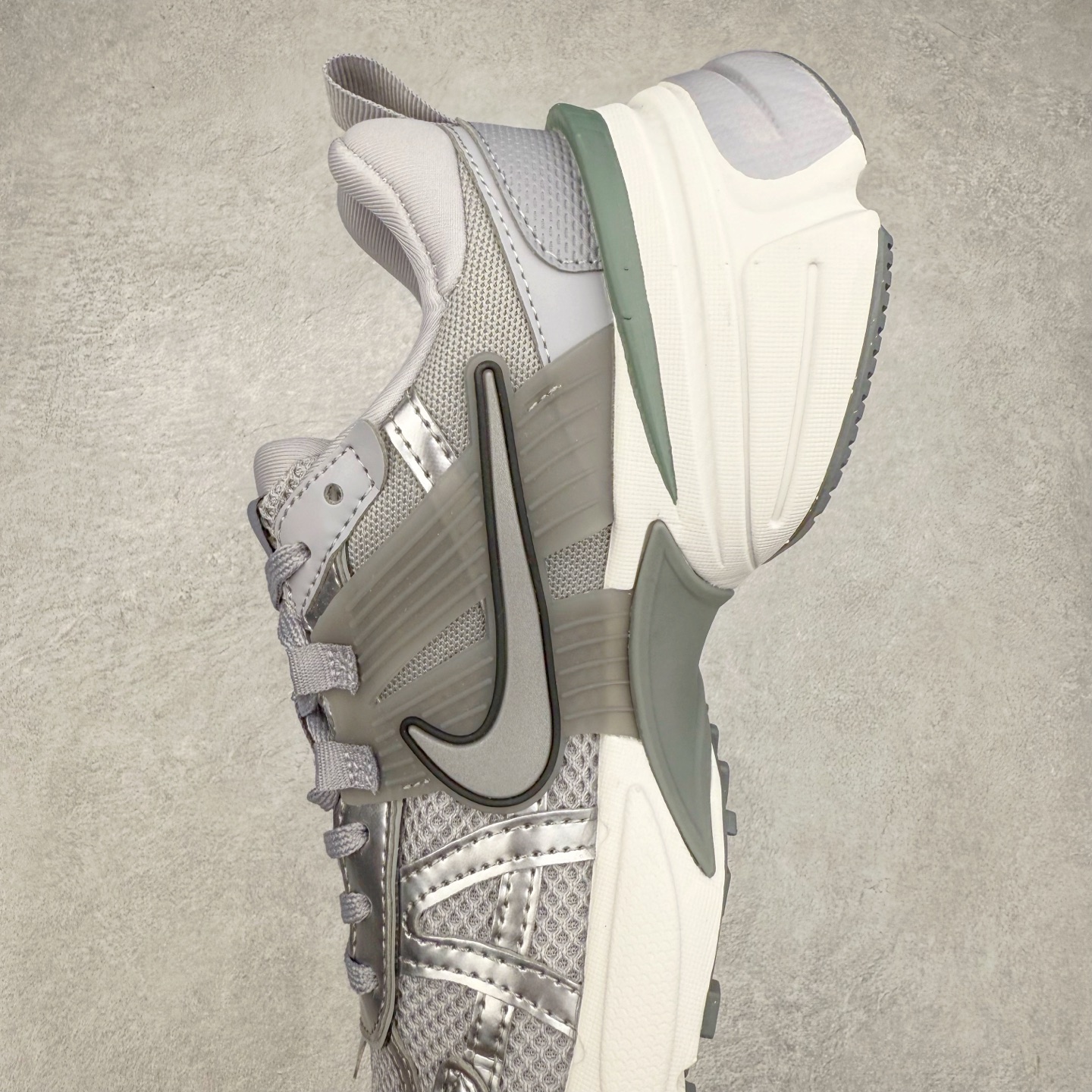 图片[7]-NK V2K Runtekk 减震防滑低帮 复古老爹鞋跑步鞋 FD0736-008 鞋款被命名为 Runtekk 设计上借鉴了 2000 年的跑鞋风格 配色上以金属银为主调 简练又有复古运动气质 材质上使用大面积网眼、皮革、TPU 组成 支撑和透气性肯定不错 中底处由 Cushlon 泡绵打造 保证在压马路时可以提供优秀脚感 并通过一手做旧氧化效果突出复古感 中底造型很容易让大家联想到巴黎世家3XL 增高效果同样不能忽视 尺码：36 36.5 37.5 38 38.5 39 40 40.5 41 42 42.5 43 44 44.5 45-选品中心