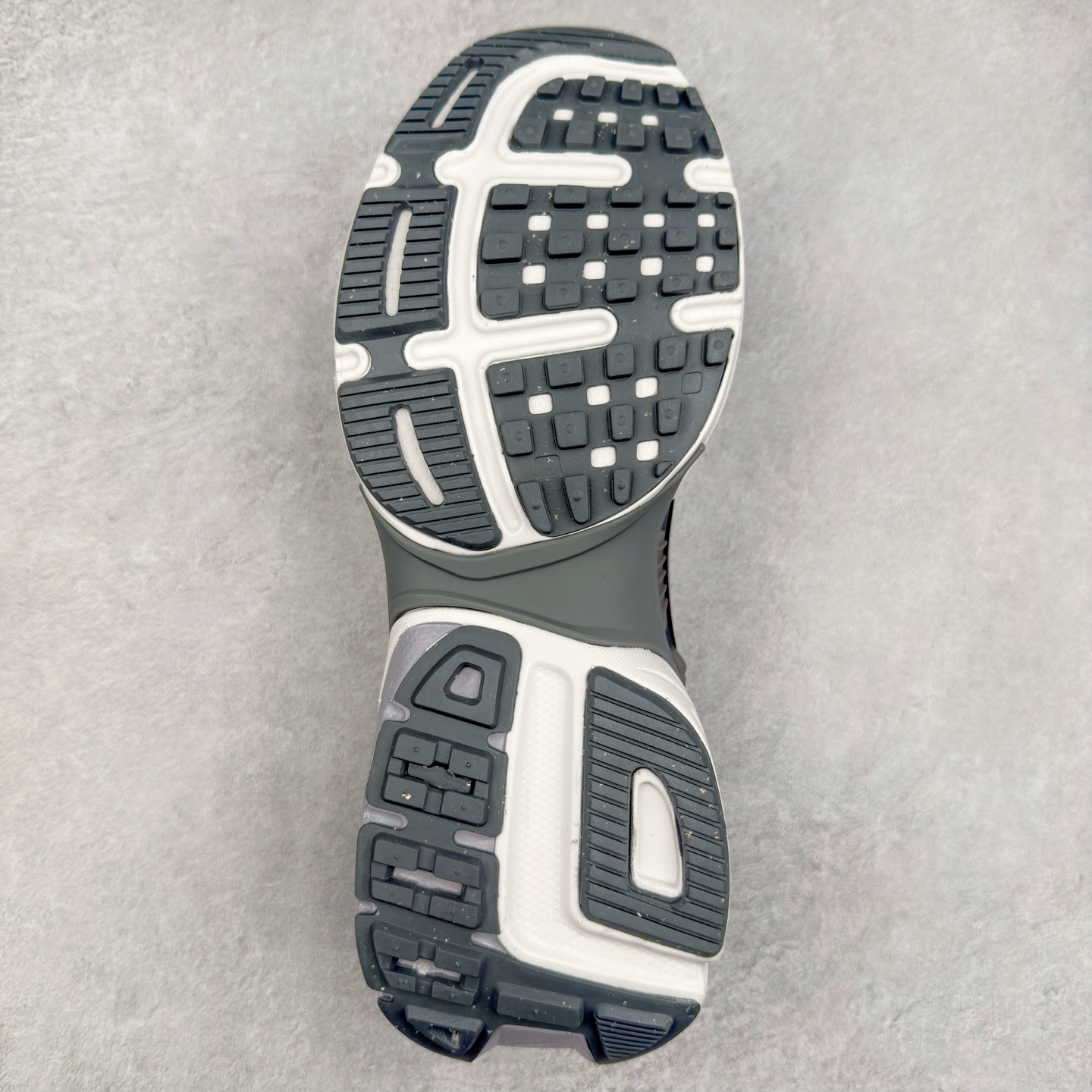 图片[9]-NK V2K Runtekk 减震防滑低帮 复古老爹鞋跑步鞋 FD0736-008 鞋款被命名为 Runtekk 设计上借鉴了 2000 年的跑鞋风格 配色上以金属银为主调 简练又有复古运动气质 材质上使用大面积网眼、皮革、TPU 组成 支撑和透气性肯定不错 中底处由 Cushlon 泡绵打造 保证在压马路时可以提供优秀脚感 并通过一手做旧氧化效果突出复古感 中底造型很容易让大家联想到巴黎世家3XL 增高效果同样不能忽视 尺码：36 36.5 37.5 38 38.5 39 40 40.5 41 42 42.5 43 44 44.5 45-选品中心