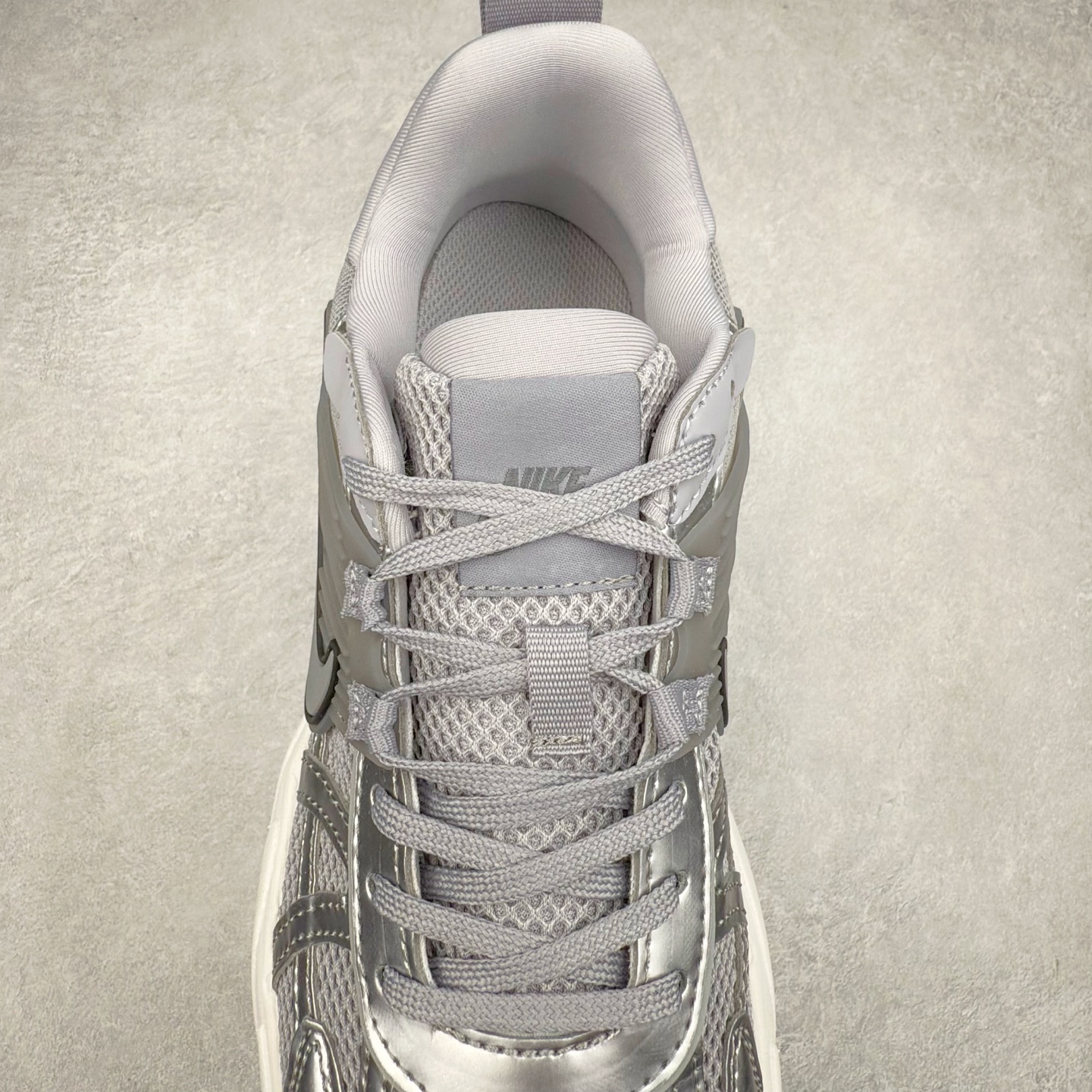 图片[5]-NK V2K Runtekk 减震防滑低帮 复古老爹鞋跑步鞋 FD0736-008 鞋款被命名为 Runtekk 设计上借鉴了 2000 年的跑鞋风格 配色上以金属银为主调 简练又有复古运动气质 材质上使用大面积网眼、皮革、TPU 组成 支撑和透气性肯定不错 中底处由 Cushlon 泡绵打造 保证在压马路时可以提供优秀脚感 并通过一手做旧氧化效果突出复古感 中底造型很容易让大家联想到巴黎世家3XL 增高效果同样不能忽视 尺码：36 36.5 37.5 38 38.5 39 40 40.5 41 42 42.5 43 44 44.5 45-选品中心