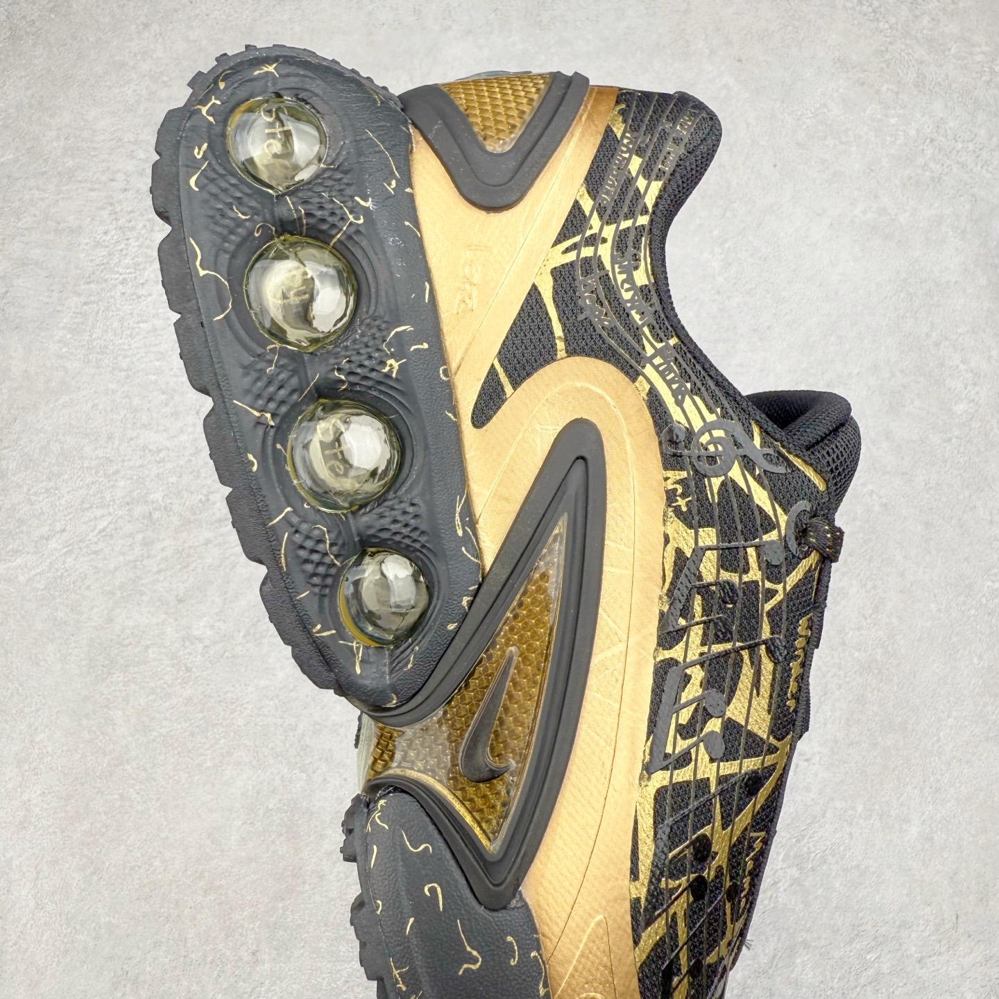 图片[6]-NK Air Max DN8 全掌科技气垫缓震运动跑鞋 IB6063-920 DN8的核心亮点在于其八腔气垫结构 根据不同部位设定的气压值专为行走设计 提供卓越的舒适感 鞋面的设计让人联想到上世纪90年代末至2000年代初的多款Air Max 中底上系列圆形孔洞引发了热议 不少人将其与竞争品牌的缓震技术进行比较 例如K-SWISS 2010年代初推出的Tubes技 及以多孔鞋底闻名的品牌 尺码：36 36.5 37.5 38 38.5 39 40 40.5 41 42 42.5 43 44 44.5 45-选品中心