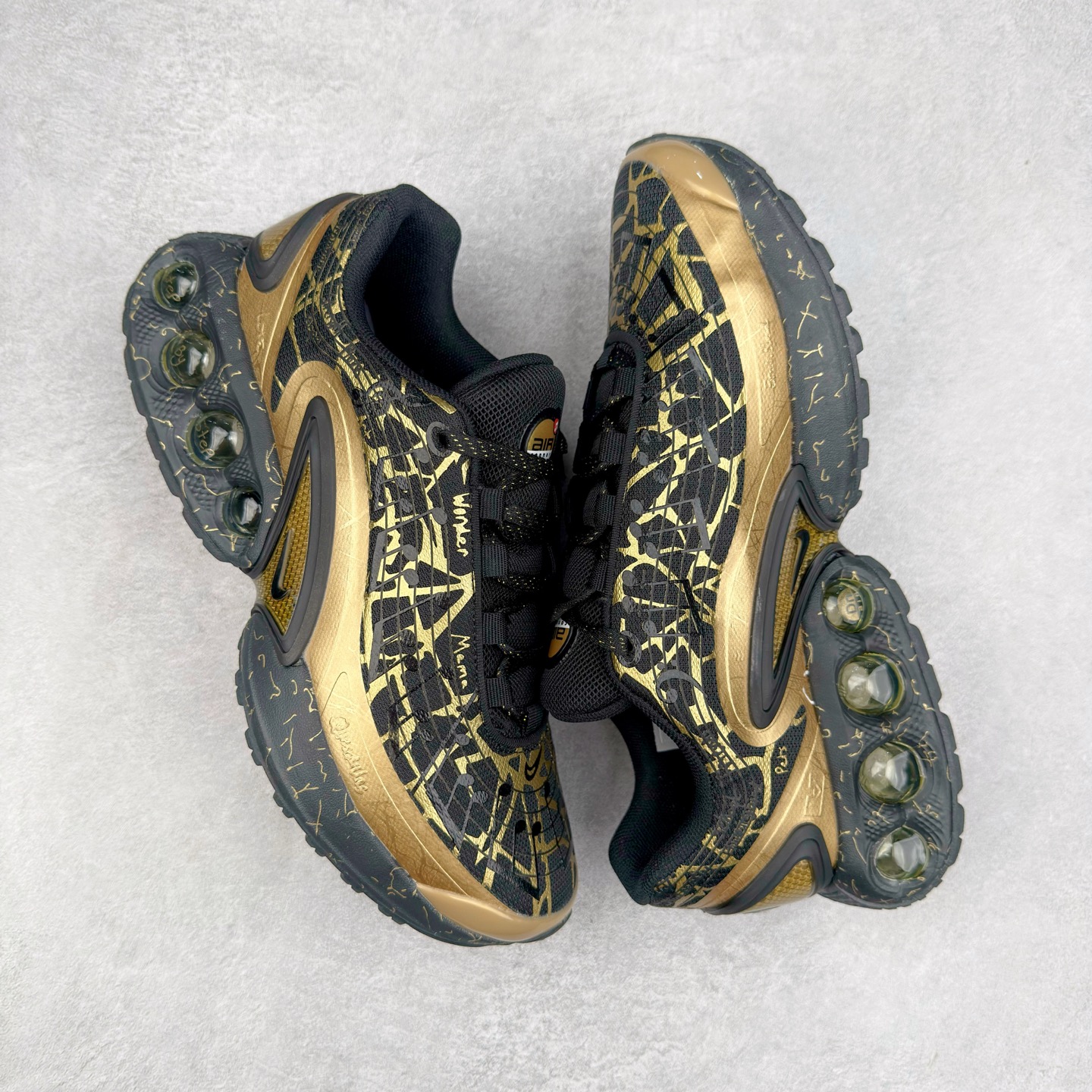 图片[3]-NK Air Max DN8 全掌科技气垫缓震运动跑鞋 IB6063-920 DN8的核心亮点在于其八腔气垫结构 根据不同部位设定的气压值专为行走设计 提供卓越的舒适感 鞋面的设计让人联想到上世纪90年代末至2000年代初的多款Air Max 中底上系列圆形孔洞引发了热议 不少人将其与竞争品牌的缓震技术进行比较 例如K-SWISS 2010年代初推出的Tubes技 及以多孔鞋底闻名的品牌 尺码：36 36.5 37.5 38 38.5 39 40 40.5 41 42 42.5 43 44 44.5 45-选品中心