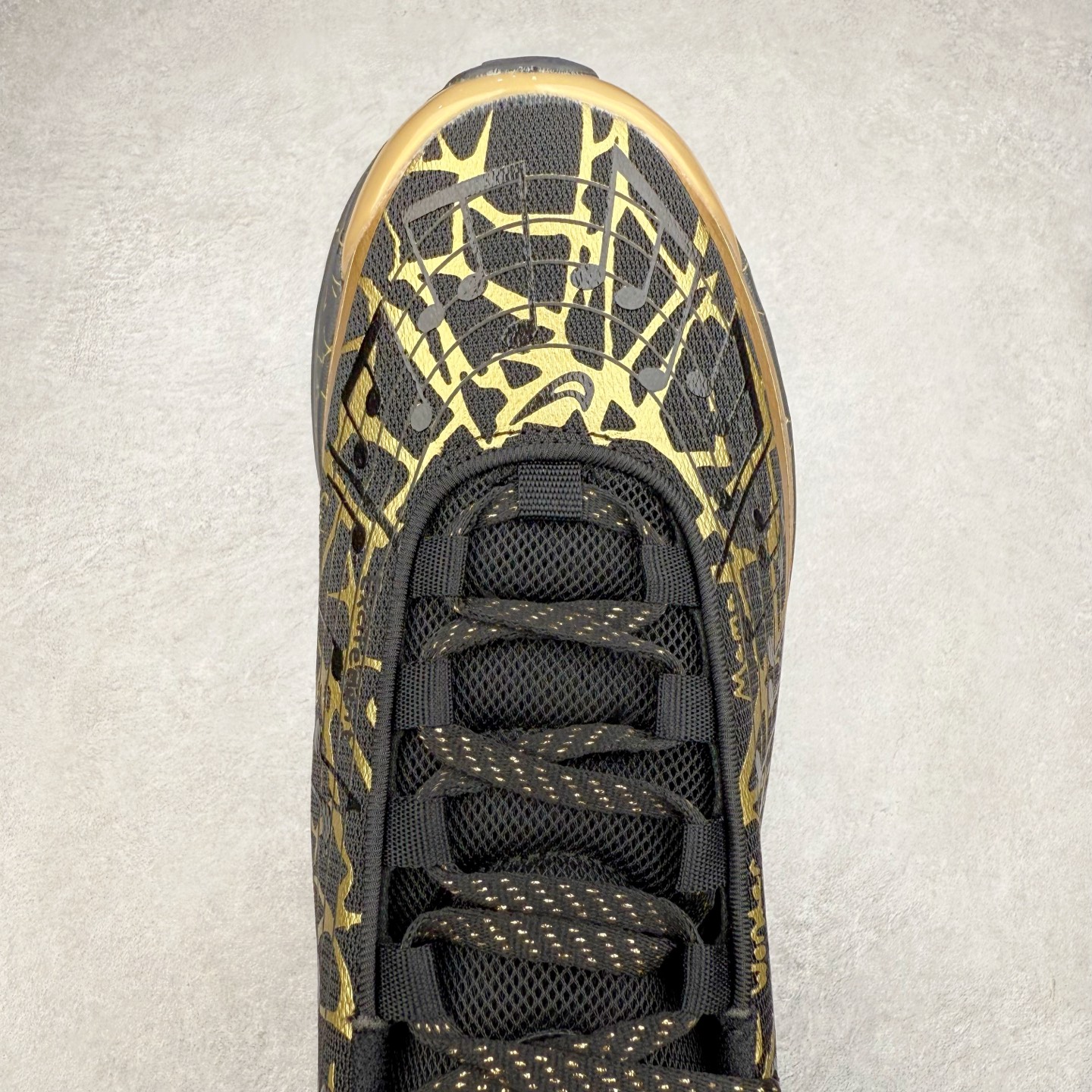 图片[4]-NK Air Max DN8 全掌科技气垫缓震运动跑鞋 IB6063-920 DN8的核心亮点在于其八腔气垫结构 根据不同部位设定的气压值专为行走设计 提供卓越的舒适感 鞋面的设计让人联想到上世纪90年代末至2000年代初的多款Air Max 中底上系列圆形孔洞引发了热议 不少人将其与竞争品牌的缓震技术进行比较 例如K-SWISS 2010年代初推出的Tubes技 及以多孔鞋底闻名的品牌 尺码：36 36.5 37.5 38 38.5 39 40 40.5 41 42 42.5 43 44 44.5 45-选品中心