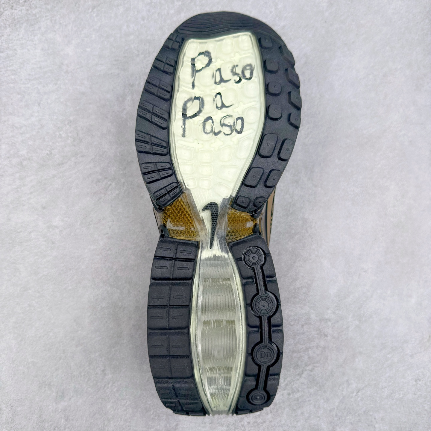 图片[9]-NK Air Max DN8 全掌科技气垫缓震运动跑鞋 IB6063-920 DN8的核心亮点在于其八腔气垫结构 根据不同部位设定的气压值专为行走设计 提供卓越的舒适感 鞋面的设计让人联想到上世纪90年代末至2000年代初的多款Air Max 中底上系列圆形孔洞引发了热议 不少人将其与竞争品牌的缓震技术进行比较 例如K-SWISS 2010年代初推出的Tubes技 及以多孔鞋底闻名的品牌 尺码：36 36.5 37.5 38 38.5 39 40 40.5 41 42 42.5 43 44 44.5 45-选品中心