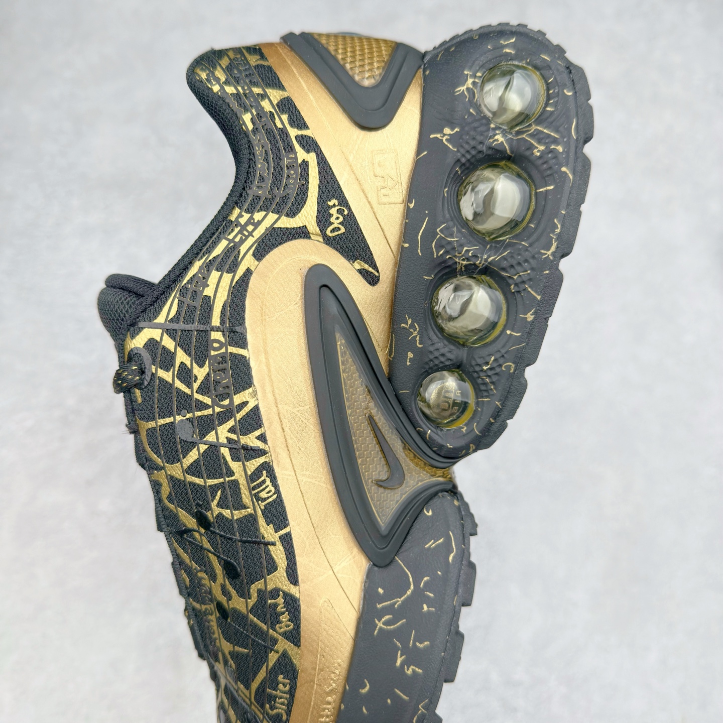 图片[7]-NK Air Max DN8 全掌科技气垫缓震运动跑鞋 IB6063-920 DN8的核心亮点在于其八腔气垫结构 根据不同部位设定的气压值专为行走设计 提供卓越的舒适感 鞋面的设计让人联想到上世纪90年代末至2000年代初的多款Air Max 中底上系列圆形孔洞引发了热议 不少人将其与竞争品牌的缓震技术进行比较 例如K-SWISS 2010年代初推出的Tubes技 及以多孔鞋底闻名的品牌 尺码：36 36.5 37.5 38 38.5 39 40 40.5 41 42 42.5 43 44 44.5 45-选品中心