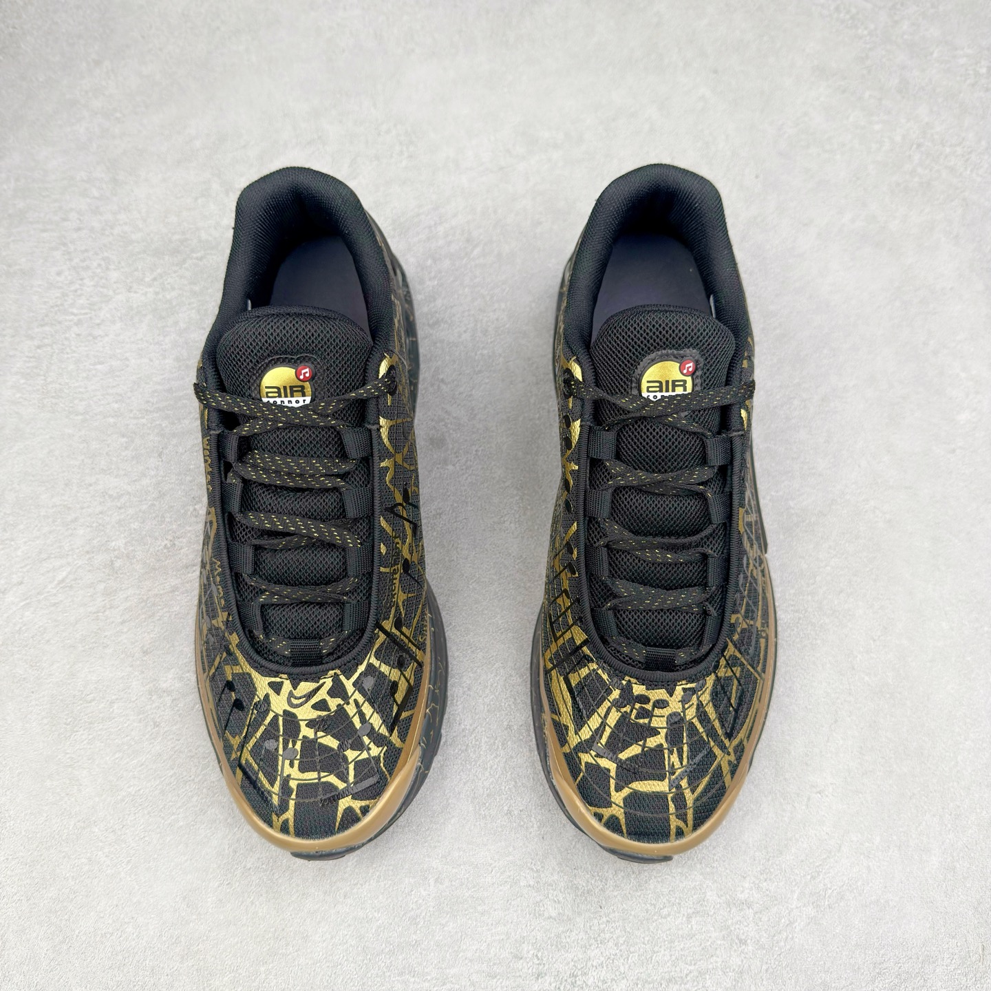 图片[2]-NK Air Max DN8 全掌科技气垫缓震运动跑鞋 IB6063-920 DN8的核心亮点在于其八腔气垫结构 根据不同部位设定的气压值专为行走设计 提供卓越的舒适感 鞋面的设计让人联想到上世纪90年代末至2000年代初的多款Air Max 中底上系列圆形孔洞引发了热议 不少人将其与竞争品牌的缓震技术进行比较 例如K-SWISS 2010年代初推出的Tubes技 及以多孔鞋底闻名的品牌 尺码：36 36.5 37.5 38 38.5 39 40 40.5 41 42 42.5 43 44 44.5 45-选品中心