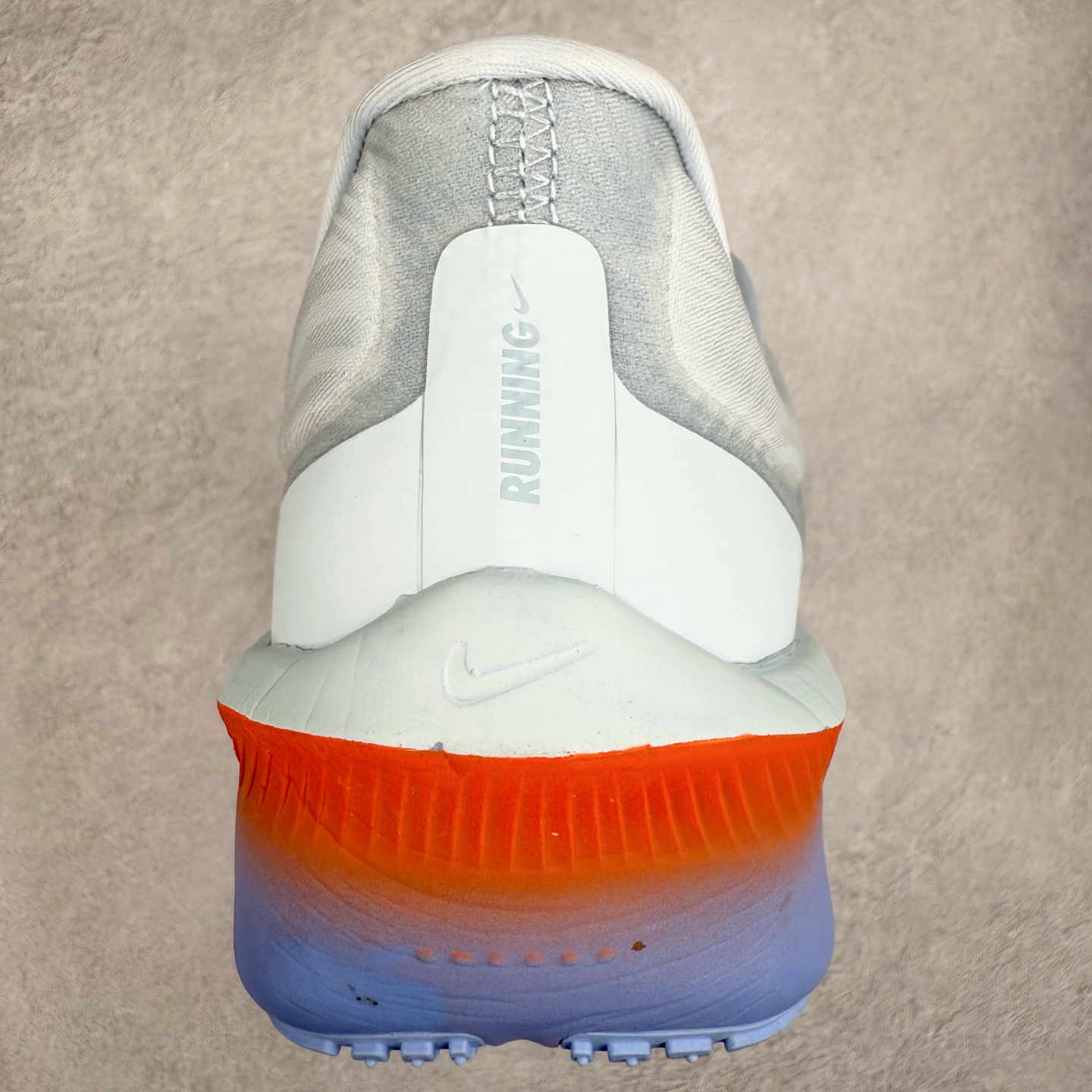 图片[8]-NK ZoomX Invincible Run Flyknit 6 轻量跑鞋 飞织低帮休闲运动慢跑鞋 厚底增高 老爹鞋 此鞋专为短跑运动员而生 是为 5 至 10 公里距离的赛事和训练打造 整体设计采用流线型的轻质工程网眼材质构成鞋面 并与其他 Running 旗舰鞋款同样搭载全脚掌 ZoomX 缓冲中底 搭配 Pebax 物料与橡胶外底 ZoomX StreakFly 首发配色以Prototype呈现 其灵感是来自开发期间的磨损测试 透过编号的标记与内侧的预期跑步距离突出研发过程 货号： FN8455-400 尺码：36 36.5 37.5 38 38.5 39 40 40.5 41 42 42.5 43 44 45-选品中心