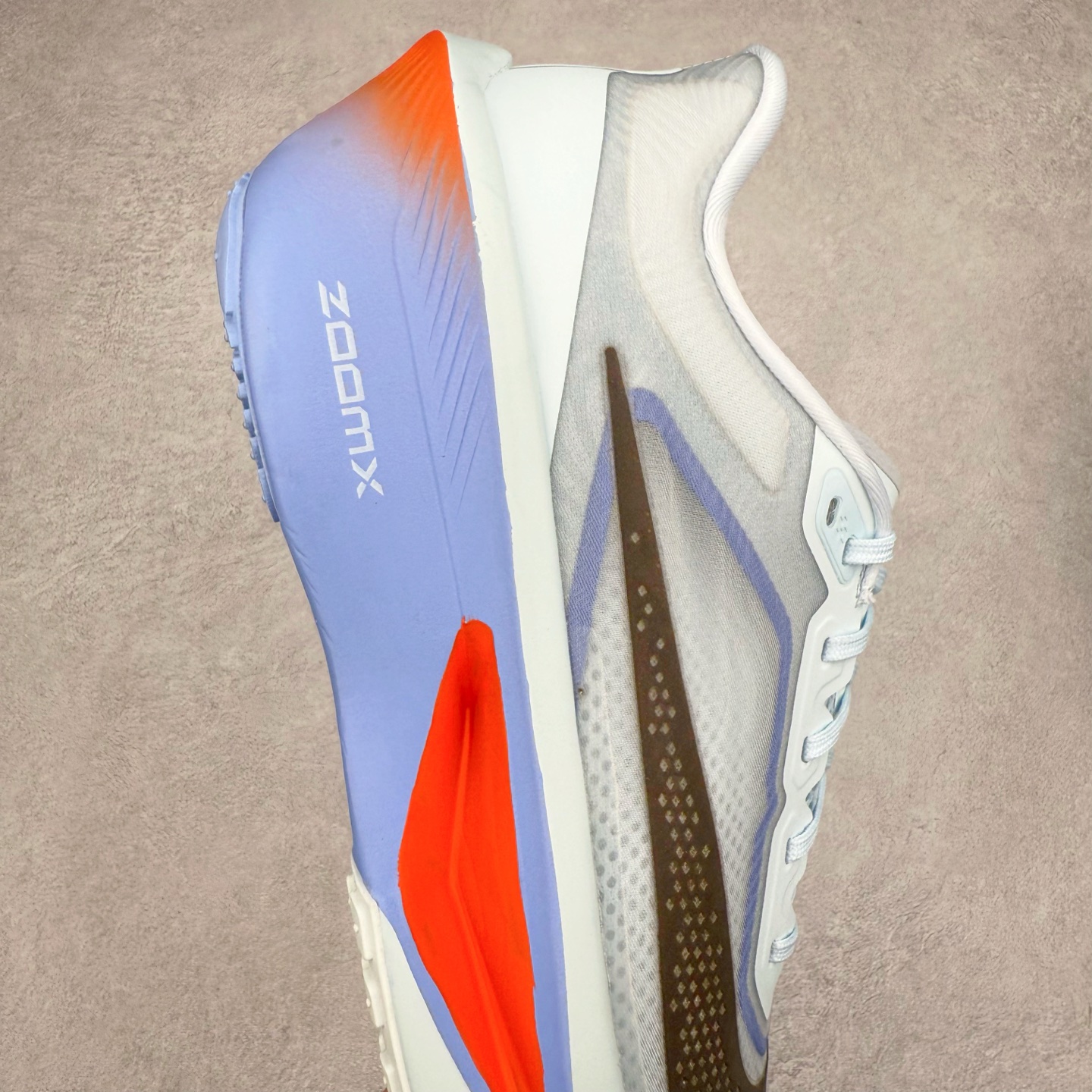 图片[6]-NK ZoomX Invincible Run Flyknit 6 轻量跑鞋 飞织低帮休闲运动慢跑鞋 厚底增高 老爹鞋 此鞋专为短跑运动员而生 是为 5 至 10 公里距离的赛事和训练打造 整体设计采用流线型的轻质工程网眼材质构成鞋面 并与其他 Running 旗舰鞋款同样搭载全脚掌 ZoomX 缓冲中底 搭配 Pebax 物料与橡胶外底 ZoomX StreakFly 首发配色以Prototype呈现 其灵感是来自开发期间的磨损测试 透过编号的标记与内侧的预期跑步距离突出研发过程 货号： FN8455-400 尺码：36 36.5 37.5 38 38.5 39 40 40.5 41 42 42.5 43 44 45-选品中心