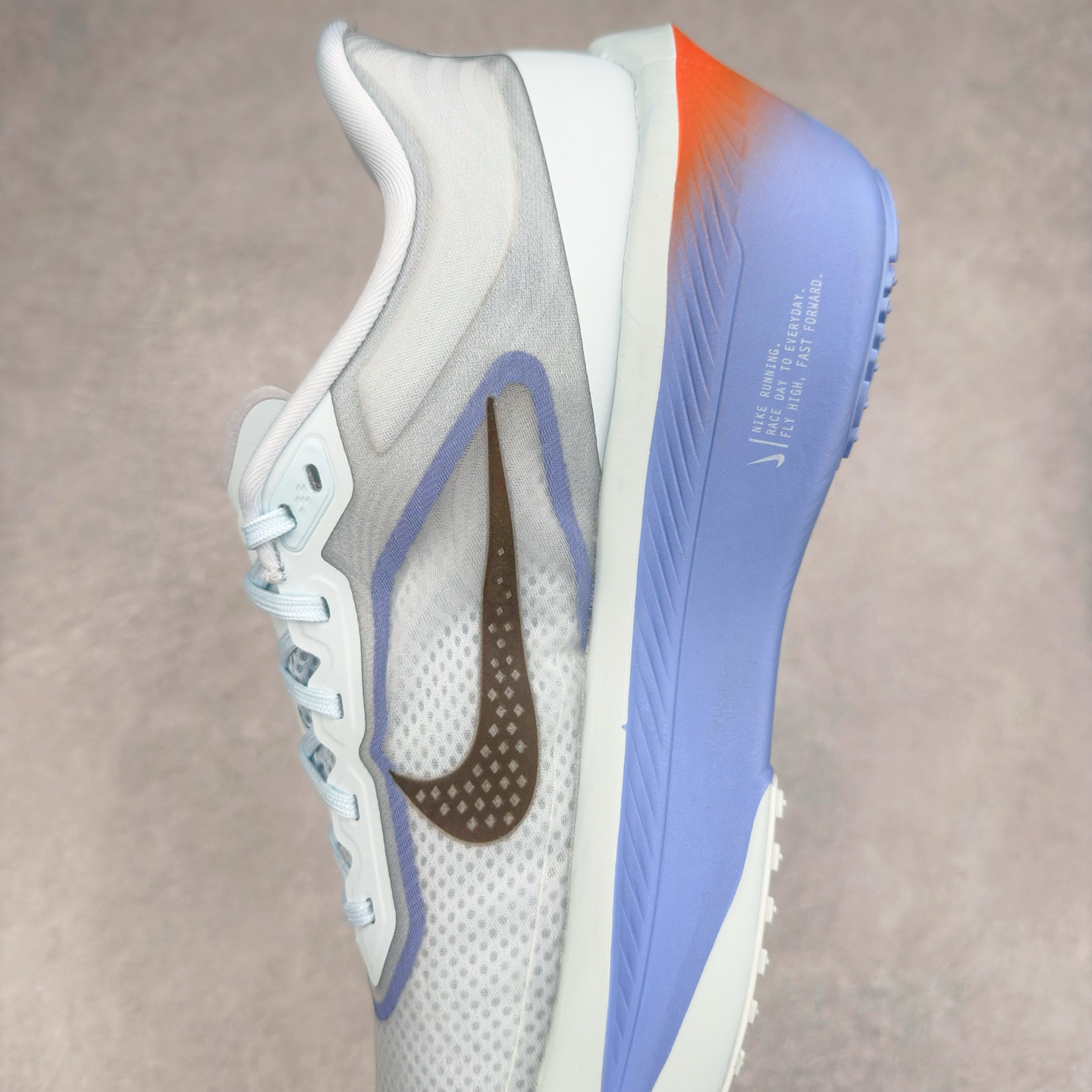 图片[7]-NK ZoomX Invincible Run Flyknit 6 轻量跑鞋 飞织低帮休闲运动慢跑鞋 厚底增高 老爹鞋 此鞋专为短跑运动员而生 是为 5 至 10 公里距离的赛事和训练打造 整体设计采用流线型的轻质工程网眼材质构成鞋面 并与其他 Running 旗舰鞋款同样搭载全脚掌 ZoomX 缓冲中底 搭配 Pebax 物料与橡胶外底 ZoomX StreakFly 首发配色以Prototype呈现 其灵感是来自开发期间的磨损测试 透过编号的标记与内侧的预期跑步距离突出研发过程 货号： FN8455-400 尺码：36 36.5 37.5 38 38.5 39 40 40.5 41 42 42.5 43 44 45-选品中心