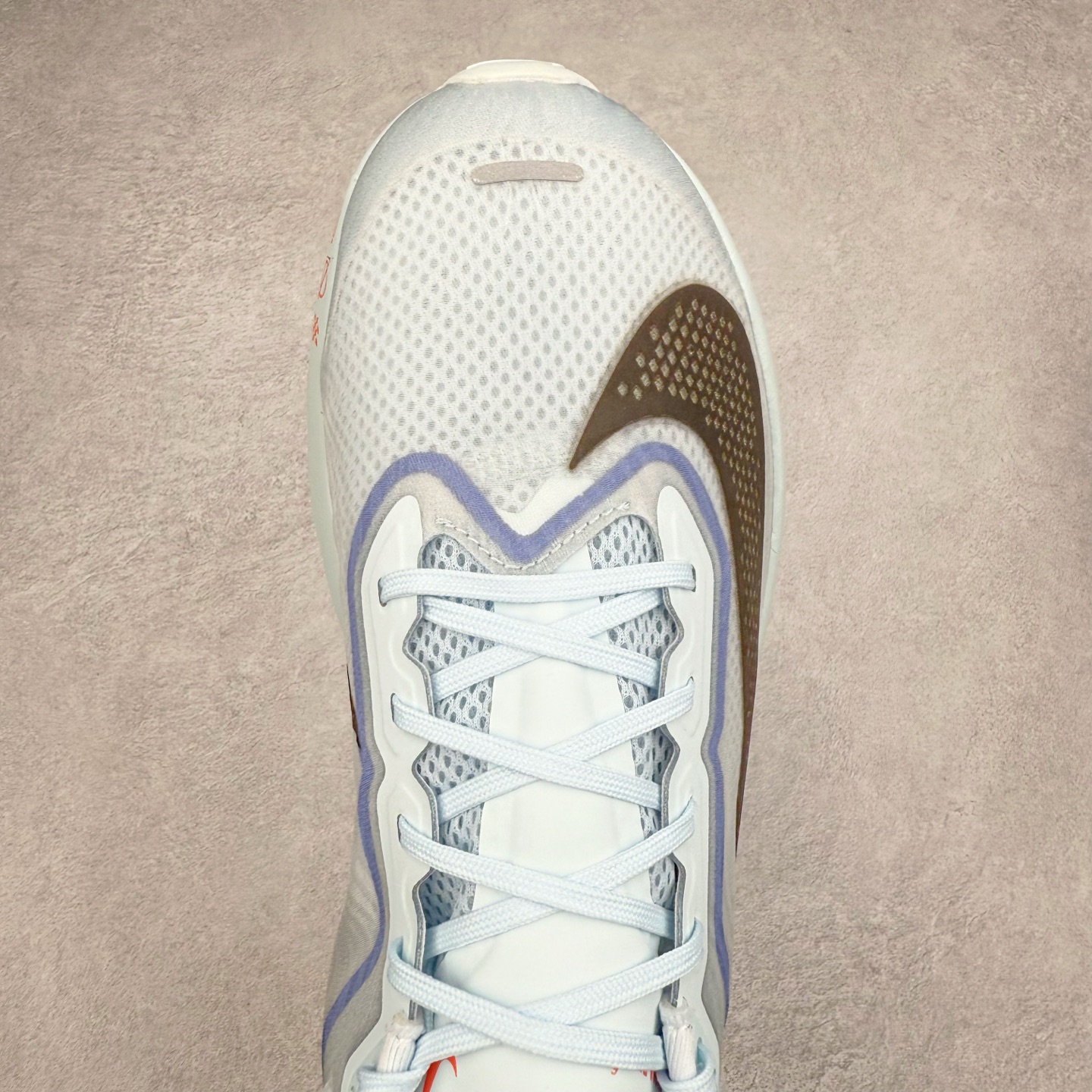 图片[4]-NK ZoomX Invincible Run Flyknit 6 轻量跑鞋 飞织低帮休闲运动慢跑鞋 厚底增高 老爹鞋 此鞋专为短跑运动员而生 是为 5 至 10 公里距离的赛事和训练打造 整体设计采用流线型的轻质工程网眼材质构成鞋面 并与其他 Running 旗舰鞋款同样搭载全脚掌 ZoomX 缓冲中底 搭配 Pebax 物料与橡胶外底 ZoomX StreakFly 首发配色以Prototype呈现 其灵感是来自开发期间的磨损测试 透过编号的标记与内侧的预期跑步距离突出研发过程 货号： FN8455-400 尺码：36 36.5 37.5 38 38.5 39 40 40.5 41 42 42.5 43 44 45-选品中心