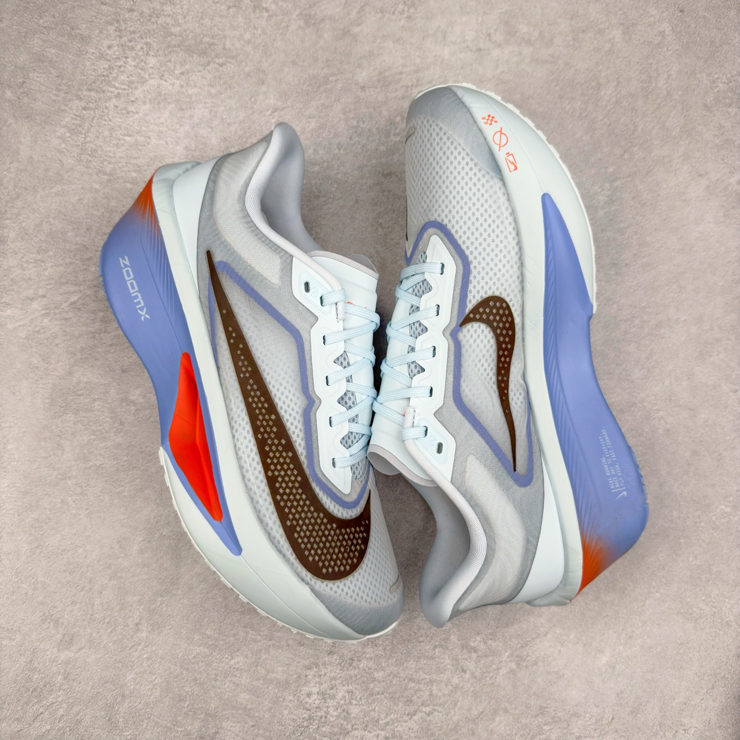 图片[3]-NK ZoomX Invincible Run Flyknit 6 轻量跑鞋 飞织低帮休闲运动慢跑鞋 厚底增高 老爹鞋 此鞋专为短跑运动员而生 是为 5 至 10 公里距离的赛事和训练打造 整体设计采用流线型的轻质工程网眼材质构成鞋面 并与其他 Running 旗舰鞋款同样搭载全脚掌 ZoomX 缓冲中底 搭配 Pebax 物料与橡胶外底 ZoomX StreakFly 首发配色以Prototype呈现 其灵感是来自开发期间的磨损测试 透过编号的标记与内侧的预期跑步距离突出研发过程 货号： FN8455-400 尺码：36 36.5 37.5 38 38.5 39 40 40.5 41 42 42.5 43 44 45-选品中心