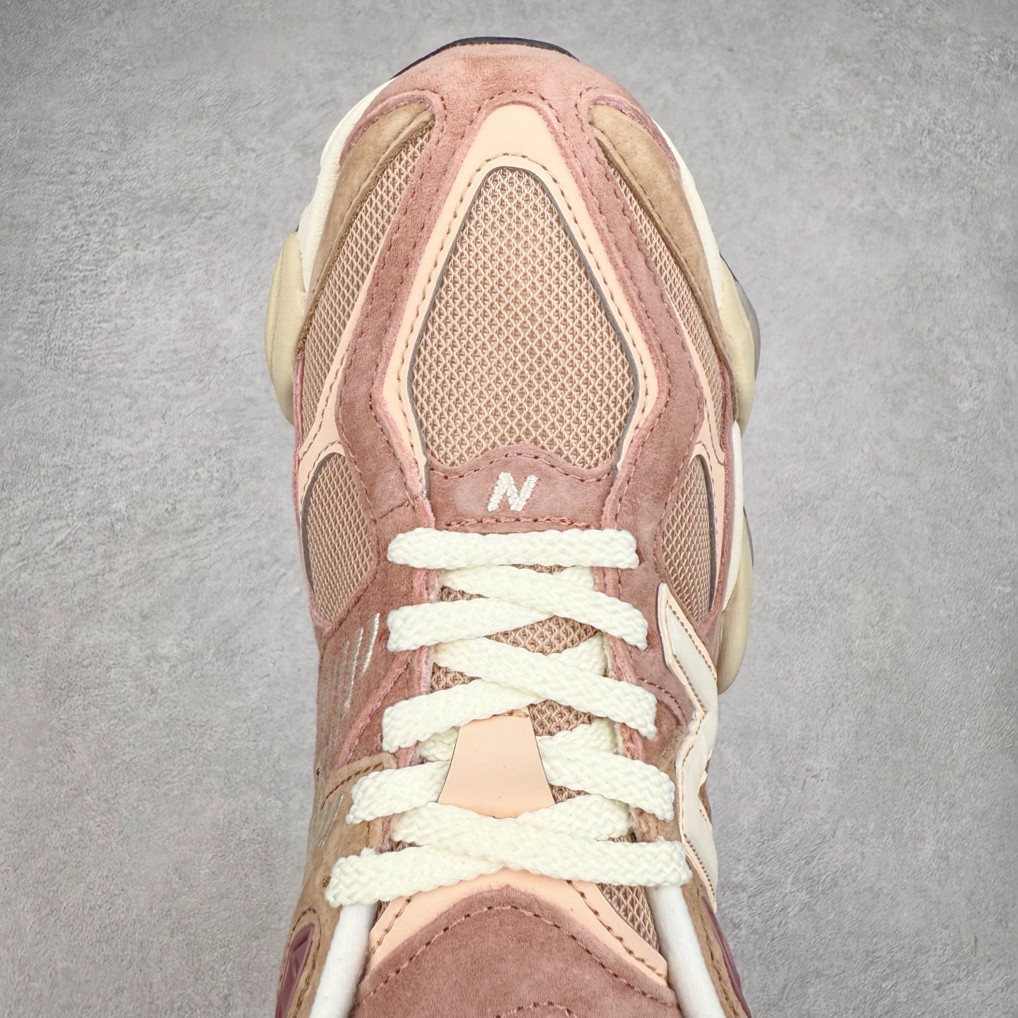 图片[4]-New Balance NB9060 复古运动鞋 新百伦又带来了新鞋型 并且是与芝加哥街头品牌 Joe Freshgoods 的联名款 鞋身主体采用了类似 990 系列的设计风格 与传统复古慢跑鞋区别不大 最大的变化就是鞋底部分 在传统设计的中底外层 增加了多个分区的模块 圆润的线条设计与我们熟悉的 New Balance 风格截然不同 但与同样充满弧形线条的鞋面搭配 看起来毫无违和感 尺码：36-45-选品中心