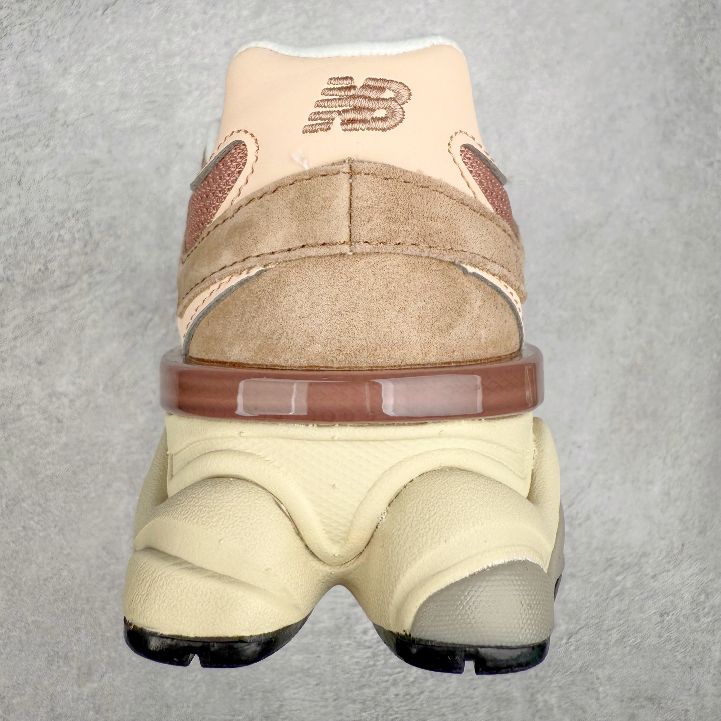 图片[8]-New Balance NB9060 复古运动鞋 新百伦又带来了新鞋型 并且是与芝加哥街头品牌 Joe Freshgoods 的联名款 鞋身主体采用了类似 990 系列的设计风格 与传统复古慢跑鞋区别不大 最大的变化就是鞋底部分 在传统设计的中底外层 增加了多个分区的模块 圆润的线条设计与我们熟悉的 New Balance 风格截然不同 但与同样充满弧形线条的鞋面搭配 看起来毫无违和感 尺码：36-45-选品中心