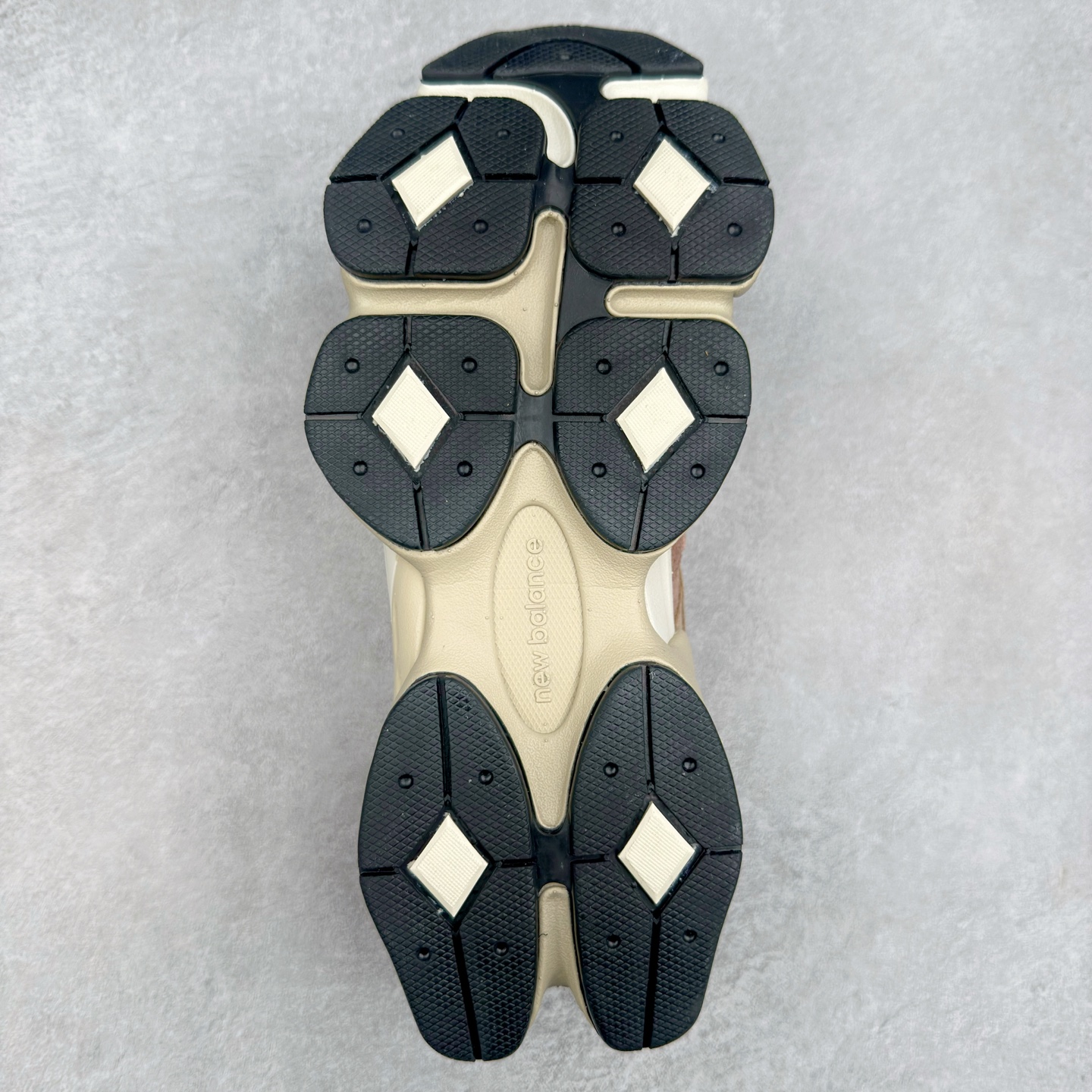 图片[9]-New Balance NB9060 复古运动鞋 新百伦又带来了新鞋型 并且是与芝加哥街头品牌 Joe Freshgoods 的联名款 鞋身主体采用了类似 990 系列的设计风格 与传统复古慢跑鞋区别不大 最大的变化就是鞋底部分 在传统设计的中底外层 增加了多个分区的模块 圆润的线条设计与我们熟悉的 New Balance 风格截然不同 但与同样充满弧形线条的鞋面搭配 看起来毫无违和感 尺码：36-45-选品中心