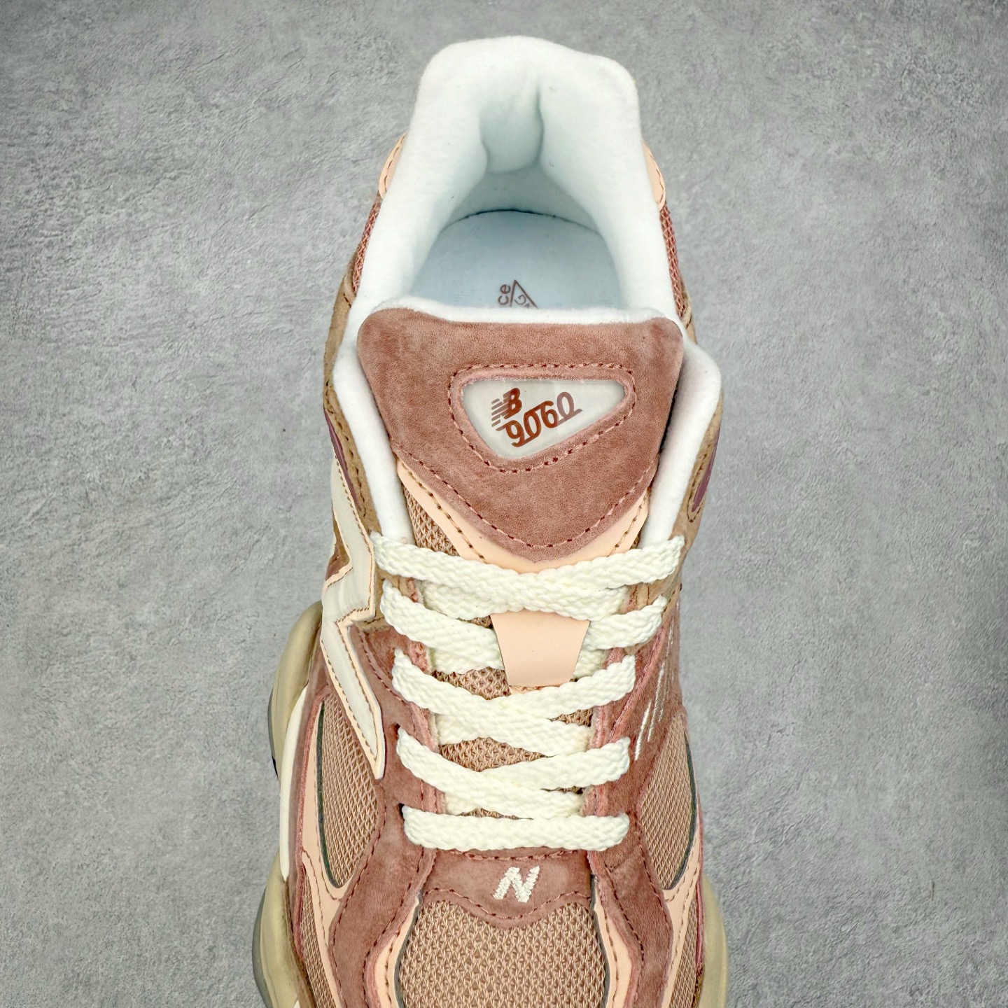 图片[5]-New Balance NB9060 复古运动鞋 新百伦又带来了新鞋型 并且是与芝加哥街头品牌 Joe Freshgoods 的联名款 鞋身主体采用了类似 990 系列的设计风格 与传统复古慢跑鞋区别不大 最大的变化就是鞋底部分 在传统设计的中底外层 增加了多个分区的模块 圆润的线条设计与我们熟悉的 New Balance 风格截然不同 但与同样充满弧形线条的鞋面搭配 看起来毫无违和感 尺码：36-45-选品中心