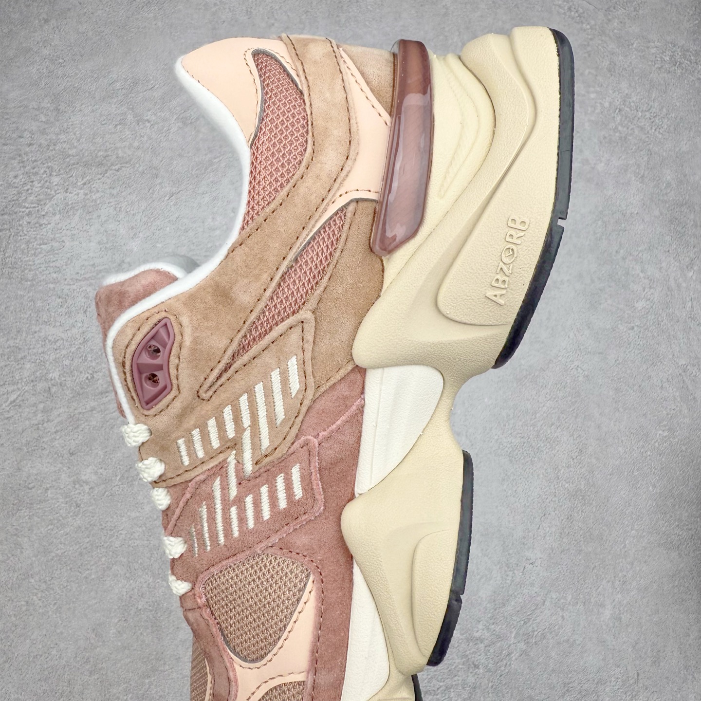 图片[7]-New Balance NB9060 复古运动鞋 新百伦又带来了新鞋型 并且是与芝加哥街头品牌 Joe Freshgoods 的联名款 鞋身主体采用了类似 990 系列的设计风格 与传统复古慢跑鞋区别不大 最大的变化就是鞋底部分 在传统设计的中底外层 增加了多个分区的模块 圆润的线条设计与我们熟悉的 New Balance 风格截然不同 但与同样充满弧形线条的鞋面搭配 看起来毫无违和感 尺码：36-45-选品中心