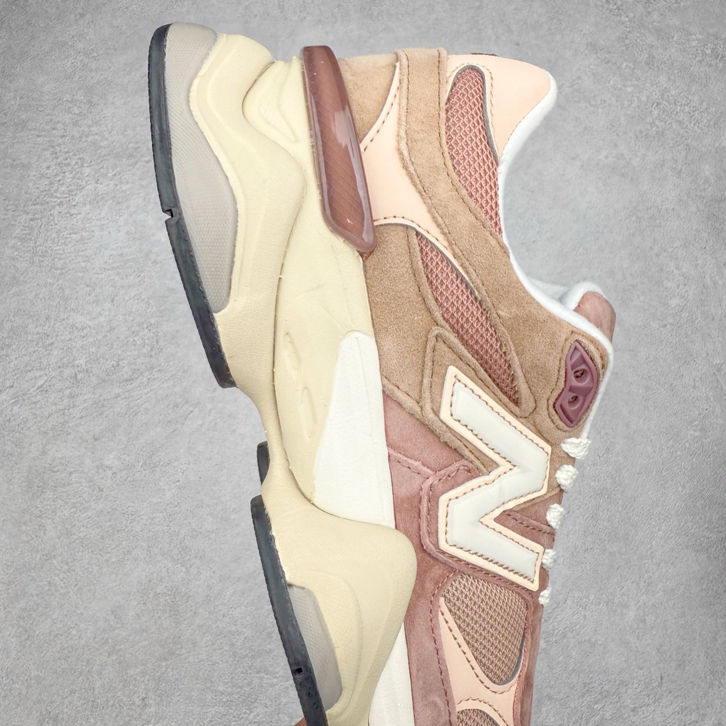 图片[6]-New Balance NB9060 复古运动鞋 新百伦又带来了新鞋型 并且是与芝加哥街头品牌 Joe Freshgoods 的联名款 鞋身主体采用了类似 990 系列的设计风格 与传统复古慢跑鞋区别不大 最大的变化就是鞋底部分 在传统设计的中底外层 增加了多个分区的模块 圆润的线条设计与我们熟悉的 New Balance 风格截然不同 但与同样充满弧形线条的鞋面搭配 看起来毫无违和感 尺码：36-45-选品中心