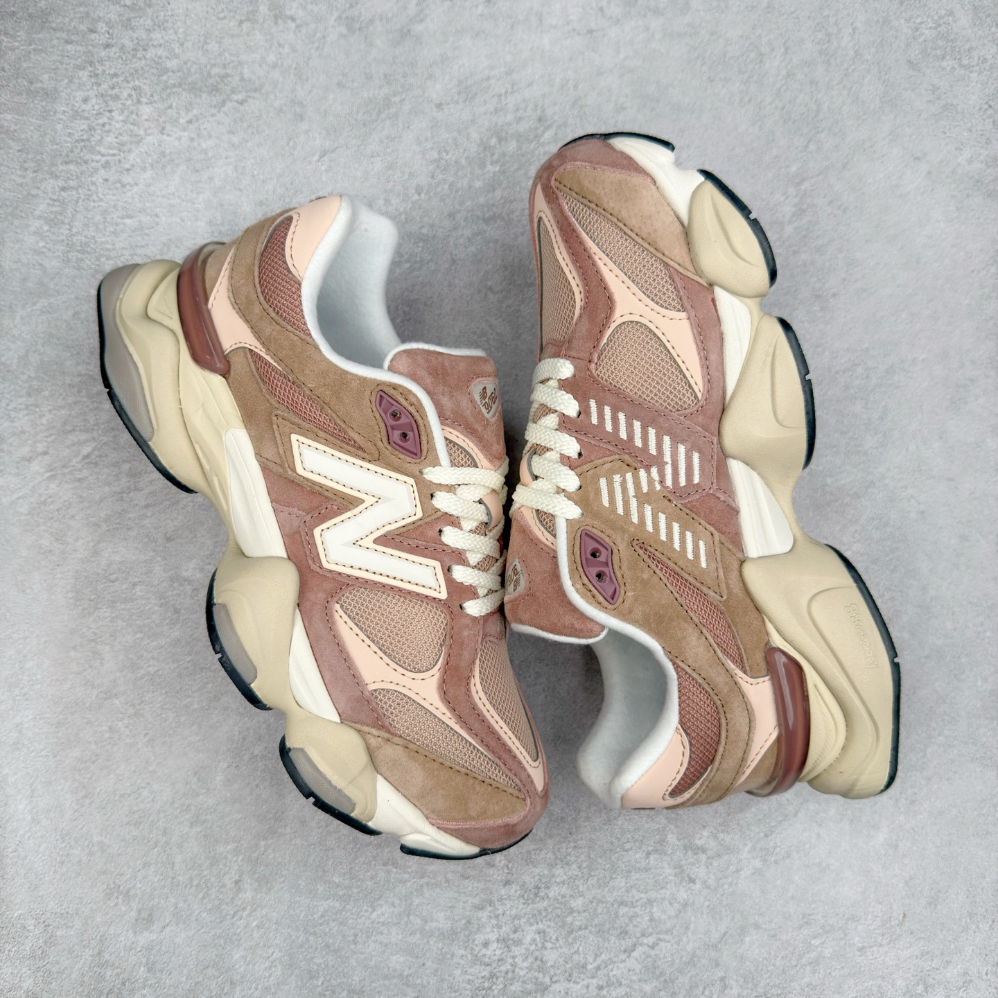 图片[3]-New Balance NB9060 复古运动鞋 新百伦又带来了新鞋型 并且是与芝加哥街头品牌 Joe Freshgoods 的联名款 鞋身主体采用了类似 990 系列的设计风格 与传统复古慢跑鞋区别不大 最大的变化就是鞋底部分 在传统设计的中底外层 增加了多个分区的模块 圆润的线条设计与我们熟悉的 New Balance 风格截然不同 但与同样充满弧形线条的鞋面搭配 看起来毫无违和感 尺码：36-45-选品中心