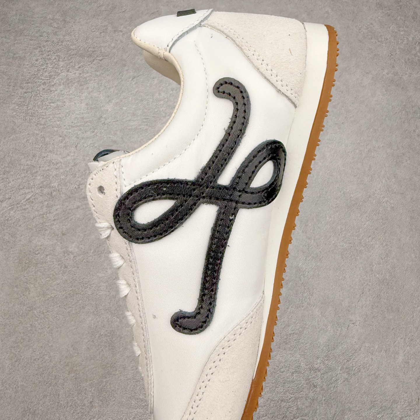 图片[7]-＃福利特价 罗意威Loewe Ballet Runner 2.0 Sneakers 芭蕾舞2.0系列阿甘复古风德训薄底百搭休闲运动鞋 市面最高性价比 实体平台跑量 主打推荐好货 采用反绒牛皮革拼接头层皮饰片鞋面材质鞋身原装高密度防刮尼龙面料,极好柔软效果双层乳胶缓震鞋垫外部搭配轻量EVA缓震组合橡胶防滑片装外底不对称鞋头设计、袜状内部结构，轻盈橡胶外底延伸至鞋头 20 毫米鞋跟，附白色和同色系鞋带侧面饰有 L 徽标，鞋舌饰有压纹 Anagram 后跟标签饰有注塑橡胶 LOEWE 标志升级原楦型开发纸版全手工拉帮工艺成型 尺码：35 36 37 38 39 40-选品中心