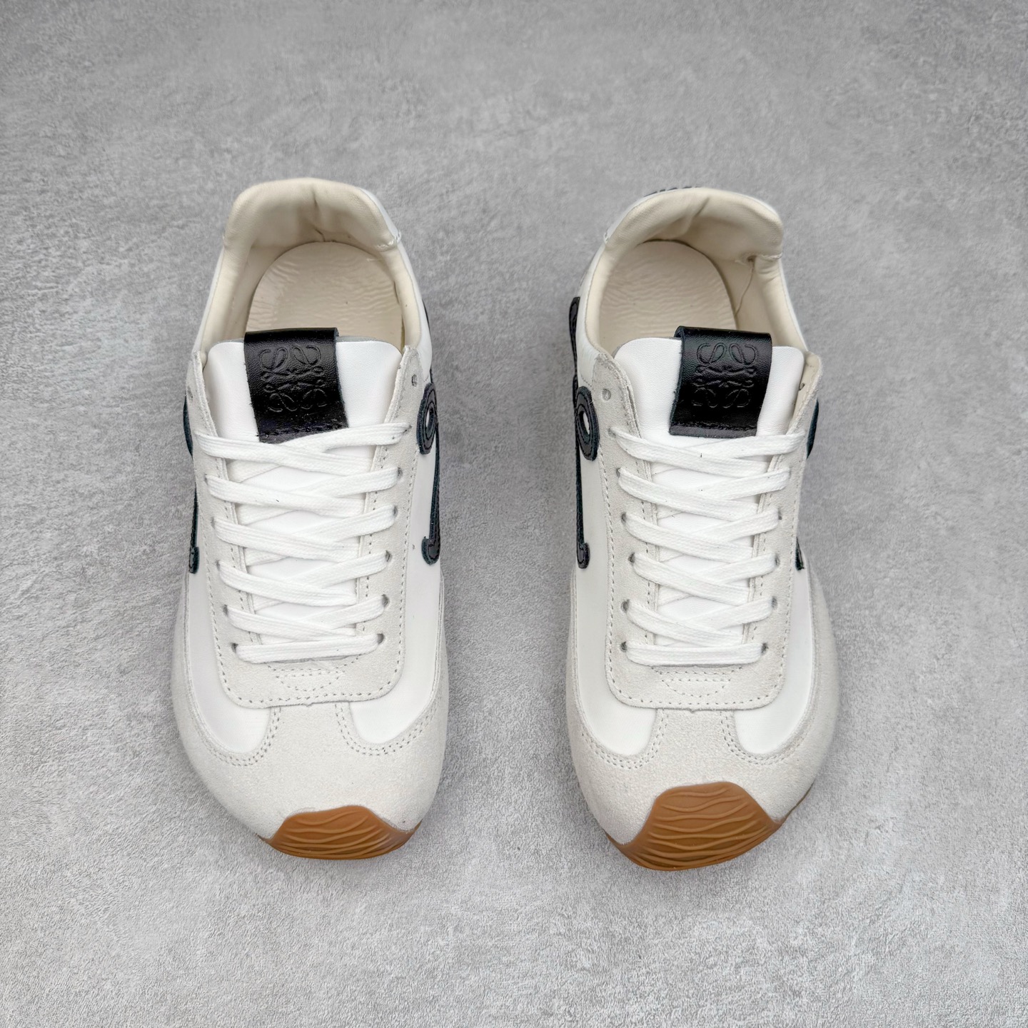 图片[2]-＃福利特价 罗意威Loewe Ballet Runner 2.0 Sneakers 芭蕾舞2.0系列阿甘复古风德训薄底百搭休闲运动鞋 市面最高性价比 实体平台跑量 主打推荐好货 采用反绒牛皮革拼接头层皮饰片鞋面材质鞋身原装高密度防刮尼龙面料,极好柔软效果双层乳胶缓震鞋垫外部搭配轻量EVA缓震组合橡胶防滑片装外底不对称鞋头设计、袜状内部结构，轻盈橡胶外底延伸至鞋头 20 毫米鞋跟，附白色和同色系鞋带侧面饰有 L 徽标，鞋舌饰有压纹 Anagram 后跟标签饰有注塑橡胶 LOEWE 标志升级原楦型开发纸版全手工拉帮工艺成型 尺码：35 36 37 38 39 40-选品中心