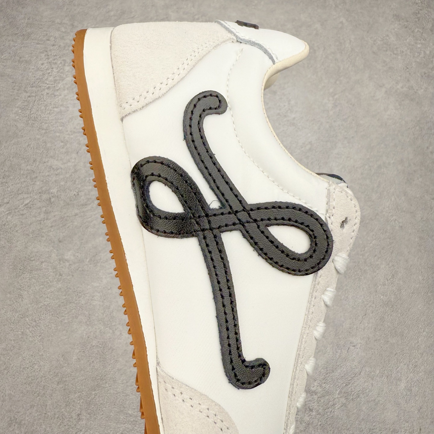 图片[6]-＃福利特价 罗意威Loewe Ballet Runner 2.0 Sneakers 芭蕾舞2.0系列阿甘复古风德训薄底百搭休闲运动鞋 市面最高性价比 实体平台跑量 主打推荐好货 采用反绒牛皮革拼接头层皮饰片鞋面材质鞋身原装高密度防刮尼龙面料,极好柔软效果双层乳胶缓震鞋垫外部搭配轻量EVA缓震组合橡胶防滑片装外底不对称鞋头设计、袜状内部结构，轻盈橡胶外底延伸至鞋头 20 毫米鞋跟，附白色和同色系鞋带侧面饰有 L 徽标，鞋舌饰有压纹 Anagram 后跟标签饰有注塑橡胶 LOEWE 标志升级原楦型开发纸版全手工拉帮工艺成型 尺码：35 36 37 38 39 40-选品中心