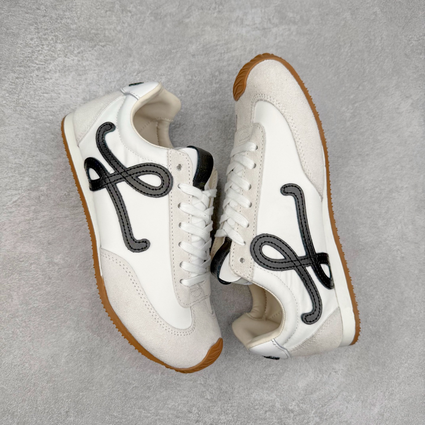 图片[3]-＃福利特价 罗意威Loewe Ballet Runner 2.0 Sneakers 芭蕾舞2.0系列阿甘复古风德训薄底百搭休闲运动鞋 市面最高性价比 实体平台跑量 主打推荐好货 采用反绒牛皮革拼接头层皮饰片鞋面材质鞋身原装高密度防刮尼龙面料,极好柔软效果双层乳胶缓震鞋垫外部搭配轻量EVA缓震组合橡胶防滑片装外底不对称鞋头设计、袜状内部结构，轻盈橡胶外底延伸至鞋头 20 毫米鞋跟，附白色和同色系鞋带侧面饰有 L 徽标，鞋舌饰有压纹 Anagram 后跟标签饰有注塑橡胶 LOEWE 标志升级原楦型开发纸版全手工拉帮工艺成型 尺码：35 36 37 38 39 40-选品中心