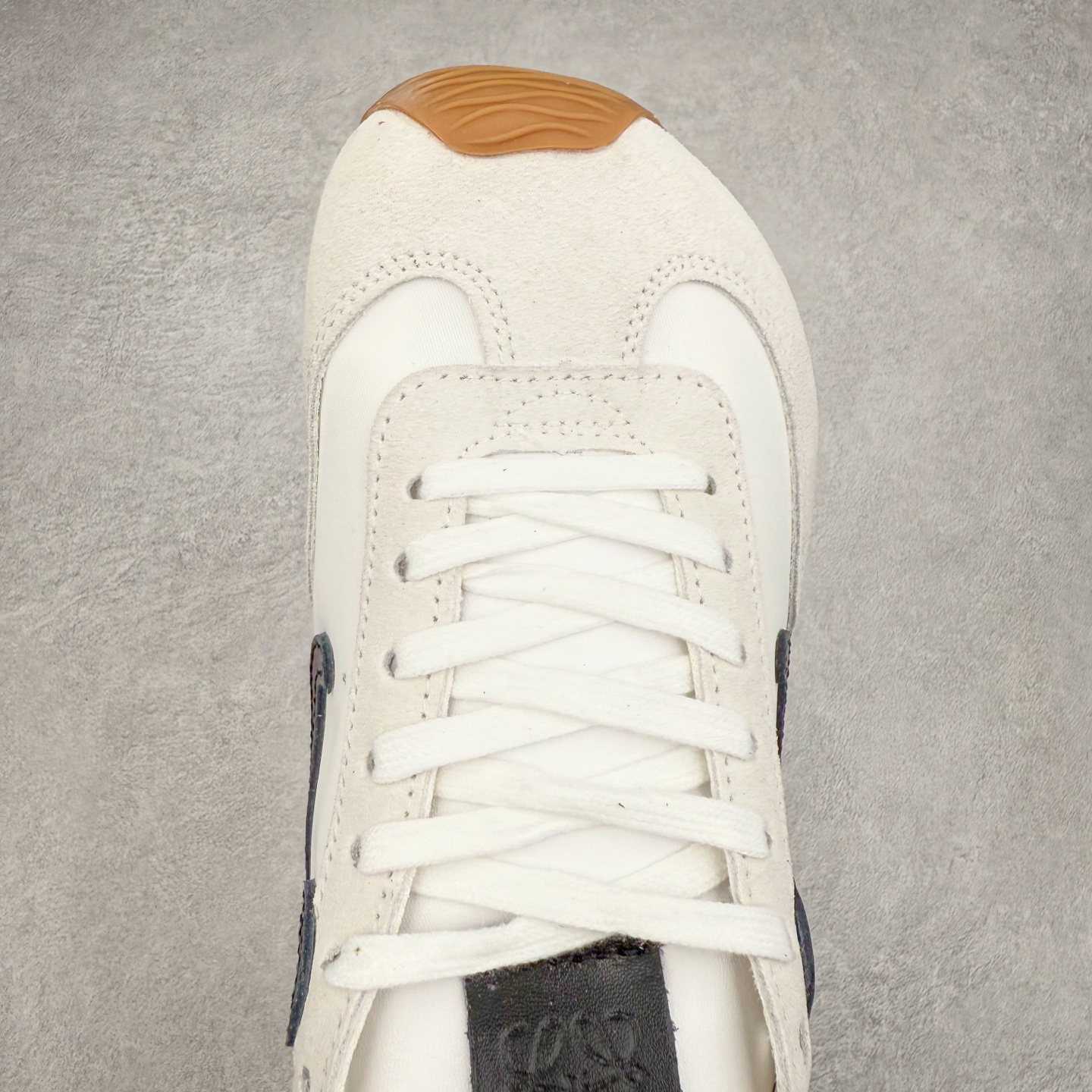 图片[4]-＃福利特价 罗意威Loewe Ballet Runner 2.0 Sneakers 芭蕾舞2.0系列阿甘复古风德训薄底百搭休闲运动鞋 市面最高性价比 实体平台跑量 主打推荐好货 采用反绒牛皮革拼接头层皮饰片鞋面材质鞋身原装高密度防刮尼龙面料,极好柔软效果双层乳胶缓震鞋垫外部搭配轻量EVA缓震组合橡胶防滑片装外底不对称鞋头设计、袜状内部结构，轻盈橡胶外底延伸至鞋头 20 毫米鞋跟，附白色和同色系鞋带侧面饰有 L 徽标，鞋舌饰有压纹 Anagram 后跟标签饰有注塑橡胶 LOEWE 标志升级原楦型开发纸版全手工拉帮工艺成型 尺码：35 36 37 38 39 40-选品中心