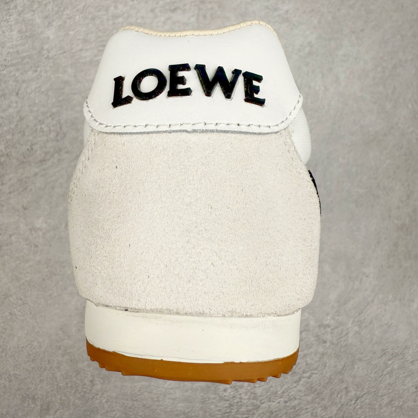 图片[8]-＃福利特价 罗意威Loewe Ballet Runner 2.0 Sneakers 芭蕾舞2.0系列阿甘复古风德训薄底百搭休闲运动鞋 市面最高性价比 实体平台跑量 主打推荐好货 采用反绒牛皮革拼接头层皮饰片鞋面材质鞋身原装高密度防刮尼龙面料,极好柔软效果双层乳胶缓震鞋垫外部搭配轻量EVA缓震组合橡胶防滑片装外底不对称鞋头设计、袜状内部结构，轻盈橡胶外底延伸至鞋头 20 毫米鞋跟，附白色和同色系鞋带侧面饰有 L 徽标，鞋舌饰有压纹 Anagram 后跟标签饰有注塑橡胶 LOEWE 标志升级原楦型开发纸版全手工拉帮工艺成型 尺码：35 36 37 38 39 40-选品中心