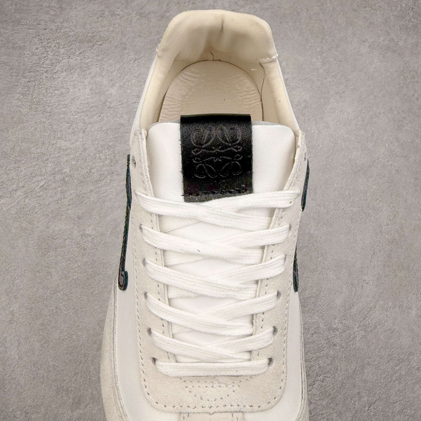 图片[5]-＃福利特价 罗意威Loewe Ballet Runner 2.0 Sneakers 芭蕾舞2.0系列阿甘复古风德训薄底百搭休闲运动鞋 市面最高性价比 实体平台跑量 主打推荐好货 采用反绒牛皮革拼接头层皮饰片鞋面材质鞋身原装高密度防刮尼龙面料,极好柔软效果双层乳胶缓震鞋垫外部搭配轻量EVA缓震组合橡胶防滑片装外底不对称鞋头设计、袜状内部结构，轻盈橡胶外底延伸至鞋头 20 毫米鞋跟，附白色和同色系鞋带侧面饰有 L 徽标，鞋舌饰有压纹 Anagram 后跟标签饰有注塑橡胶 LOEWE 标志升级原楦型开发纸版全手工拉帮工艺成型 尺码：35 36 37 38 39 40-选品中心