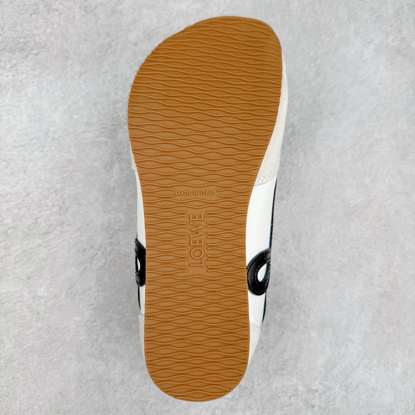 图片[9]-＃福利特价 罗意威Loewe Ballet Runner 2.0 Sneakers 芭蕾舞2.0系列阿甘复古风德训薄底百搭休闲运动鞋 市面最高性价比 实体平台跑量 主打推荐好货 采用反绒牛皮革拼接头层皮饰片鞋面材质鞋身原装高密度防刮尼龙面料,极好柔软效果双层乳胶缓震鞋垫外部搭配轻量EVA缓震组合橡胶防滑片装外底不对称鞋头设计、袜状内部结构，轻盈橡胶外底延伸至鞋头 20 毫米鞋跟，附白色和同色系鞋带侧面饰有 L 徽标，鞋舌饰有压纹 Anagram 后跟标签饰有注塑橡胶 LOEWE 标志升级原楦型开发纸版全手工拉帮工艺成型 尺码：35 36 37 38 39 40-选品中心