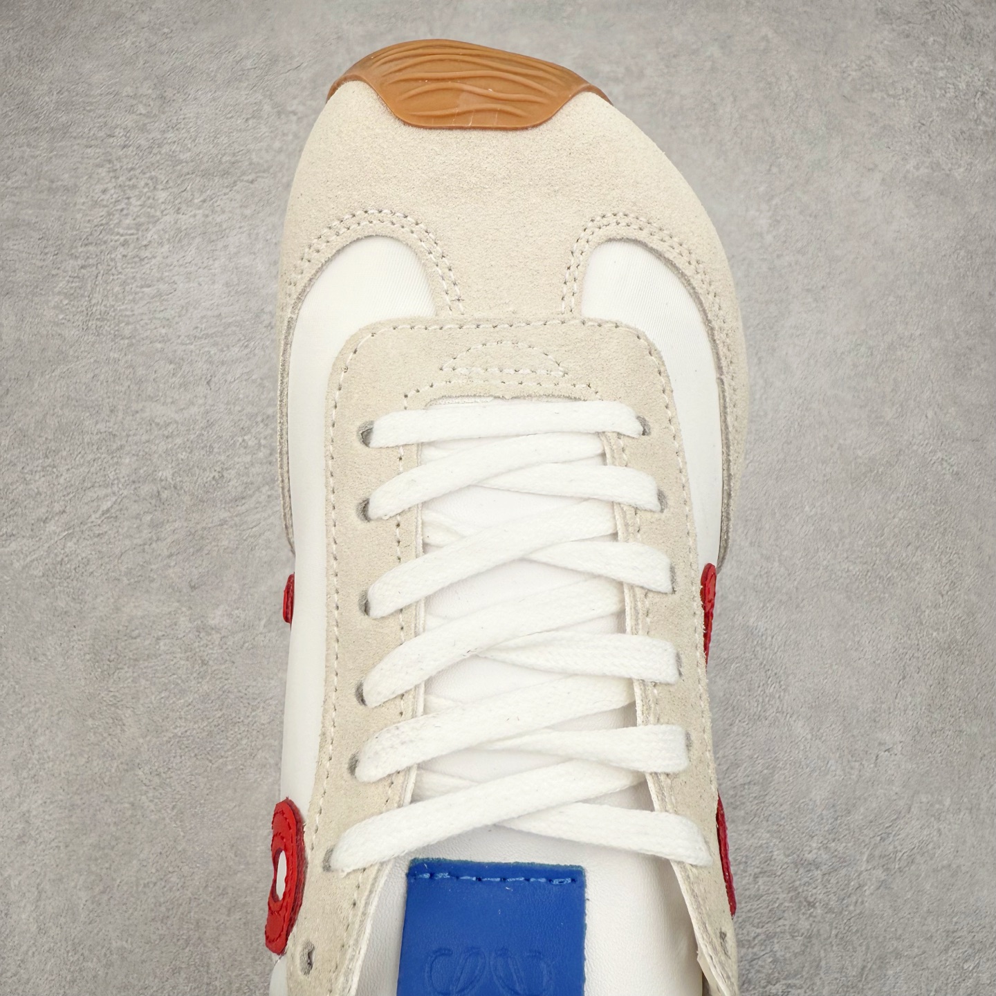 图片[4]-＃福利特价 罗意威Loewe Ballet Runner 2.0 Sneakers 芭蕾舞2.0系列阿甘复古风德训薄底百搭休闲运动鞋 市面最高性价比 实体平台跑量 主打推荐好货 采用反绒牛皮革拼接头层皮饰片鞋面材质鞋身原装高密度防刮尼龙面料,极好柔软效果双层乳胶缓震鞋垫外部搭配轻量EVA缓震组合橡胶防滑片装外底不对称鞋头设计、袜状内部结构，轻盈橡胶外底延伸至鞋头 20 毫米鞋跟，附白色和同色系鞋带侧面饰有 L 徽标，鞋舌饰有压纹 Anagram 后跟标签饰有注塑橡胶 LOEWE 标志升级原楦型开发纸版全手工拉帮工艺成型 尺码：35 36 37 38 39 40-选品中心