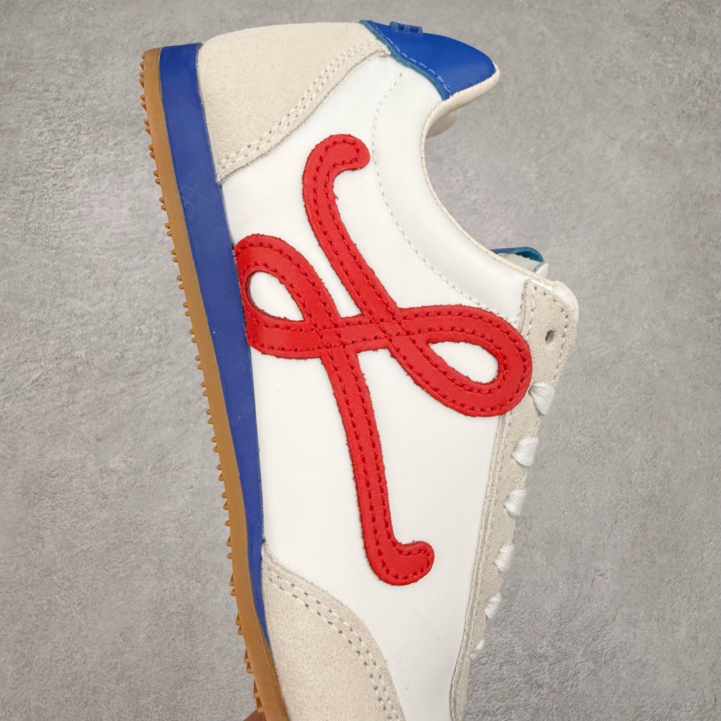 图片[6]-＃福利特价 罗意威Loewe Ballet Runner 2.0 Sneakers 芭蕾舞2.0系列阿甘复古风德训薄底百搭休闲运动鞋 市面最高性价比 实体平台跑量 主打推荐好货 采用反绒牛皮革拼接头层皮饰片鞋面材质鞋身原装高密度防刮尼龙面料,极好柔软效果双层乳胶缓震鞋垫外部搭配轻量EVA缓震组合橡胶防滑片装外底不对称鞋头设计、袜状内部结构，轻盈橡胶外底延伸至鞋头 20 毫米鞋跟，附白色和同色系鞋带侧面饰有 L 徽标，鞋舌饰有压纹 Anagram 后跟标签饰有注塑橡胶 LOEWE 标志升级原楦型开发纸版全手工拉帮工艺成型 尺码：35 36 37 38 39 40-选品中心