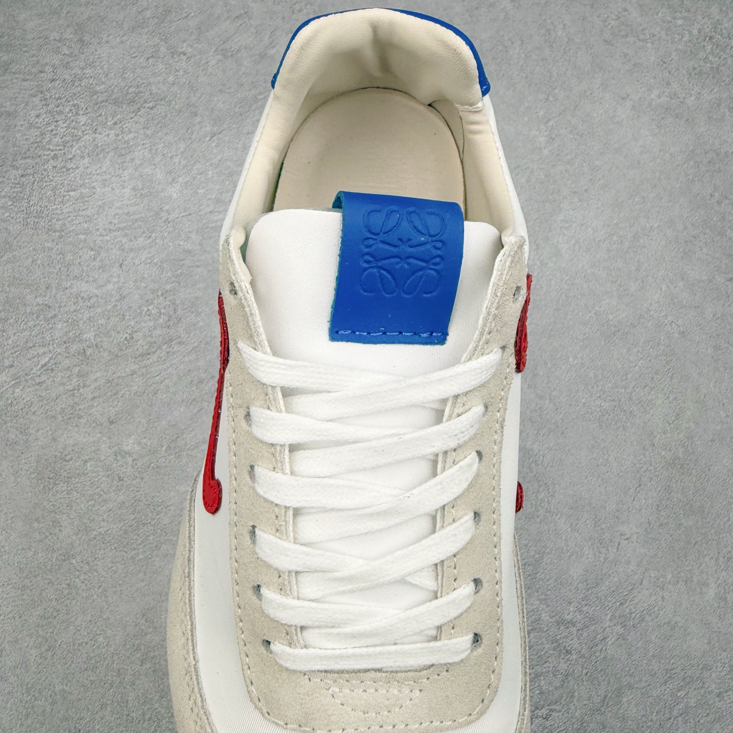 图片[5]-＃福利特价 罗意威Loewe Ballet Runner 2.0 Sneakers 芭蕾舞2.0系列阿甘复古风德训薄底百搭休闲运动鞋 市面最高性价比 实体平台跑量 主打推荐好货 采用反绒牛皮革拼接头层皮饰片鞋面材质鞋身原装高密度防刮尼龙面料,极好柔软效果双层乳胶缓震鞋垫外部搭配轻量EVA缓震组合橡胶防滑片装外底不对称鞋头设计、袜状内部结构，轻盈橡胶外底延伸至鞋头 20 毫米鞋跟，附白色和同色系鞋带侧面饰有 L 徽标，鞋舌饰有压纹 Anagram 后跟标签饰有注塑橡胶 LOEWE 标志升级原楦型开发纸版全手工拉帮工艺成型 尺码：35 36 37 38 39 40-选品中心