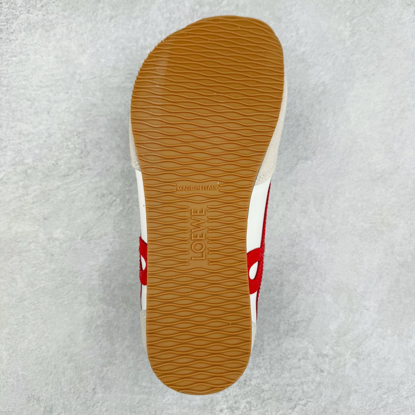 图片[9]-＃福利特价 罗意威Loewe Ballet Runner 2.0 Sneakers 芭蕾舞2.0系列阿甘复古风德训薄底百搭休闲运动鞋 市面最高性价比 实体平台跑量 主打推荐好货 采用反绒牛皮革拼接头层皮饰片鞋面材质鞋身原装高密度防刮尼龙面料,极好柔软效果双层乳胶缓震鞋垫外部搭配轻量EVA缓震组合橡胶防滑片装外底不对称鞋头设计、袜状内部结构，轻盈橡胶外底延伸至鞋头 20 毫米鞋跟，附白色和同色系鞋带侧面饰有 L 徽标，鞋舌饰有压纹 Anagram 后跟标签饰有注塑橡胶 LOEWE 标志升级原楦型开发纸版全手工拉帮工艺成型 尺码：35 36 37 38 39 40-选品中心