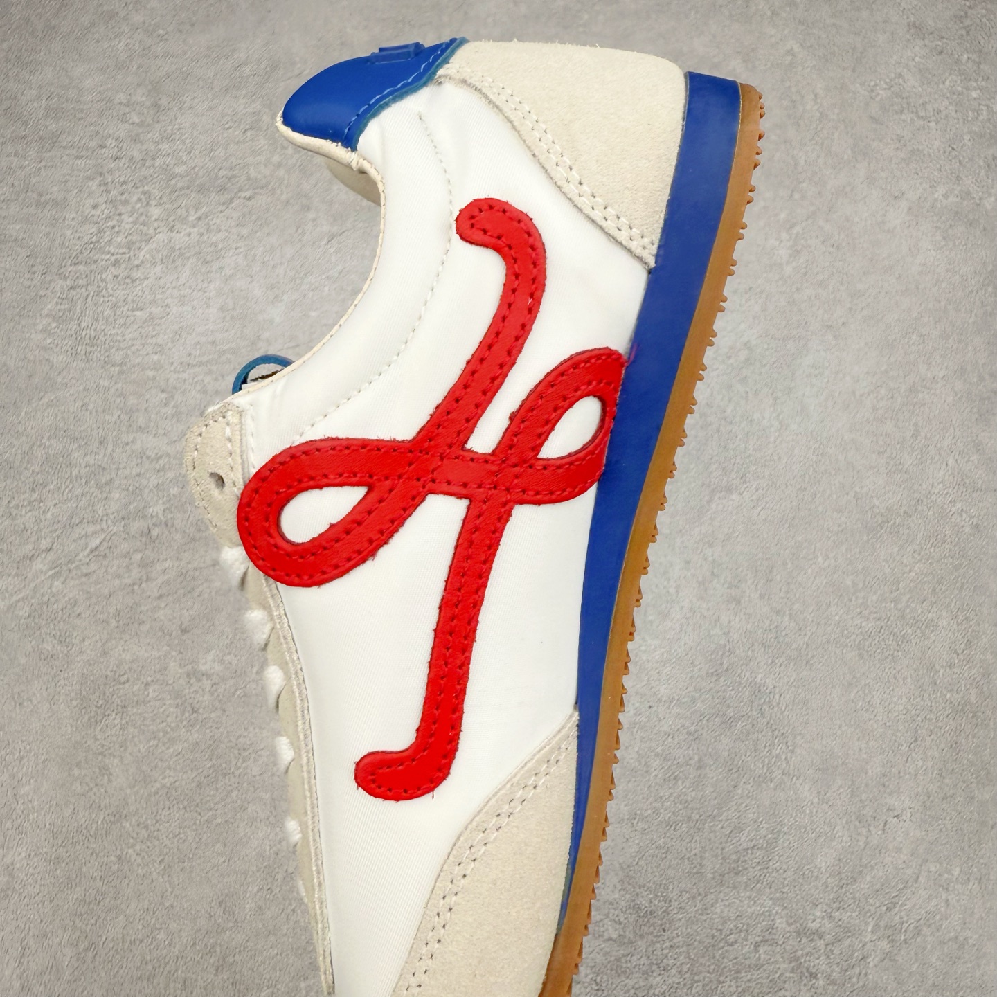 图片[7]-＃福利特价 罗意威Loewe Ballet Runner 2.0 Sneakers 芭蕾舞2.0系列阿甘复古风德训薄底百搭休闲运动鞋 市面最高性价比 实体平台跑量 主打推荐好货 采用反绒牛皮革拼接头层皮饰片鞋面材质鞋身原装高密度防刮尼龙面料,极好柔软效果双层乳胶缓震鞋垫外部搭配轻量EVA缓震组合橡胶防滑片装外底不对称鞋头设计、袜状内部结构，轻盈橡胶外底延伸至鞋头 20 毫米鞋跟，附白色和同色系鞋带侧面饰有 L 徽标，鞋舌饰有压纹 Anagram 后跟标签饰有注塑橡胶 LOEWE 标志升级原楦型开发纸版全手工拉帮工艺成型 尺码：35 36 37 38 39 40-选品中心