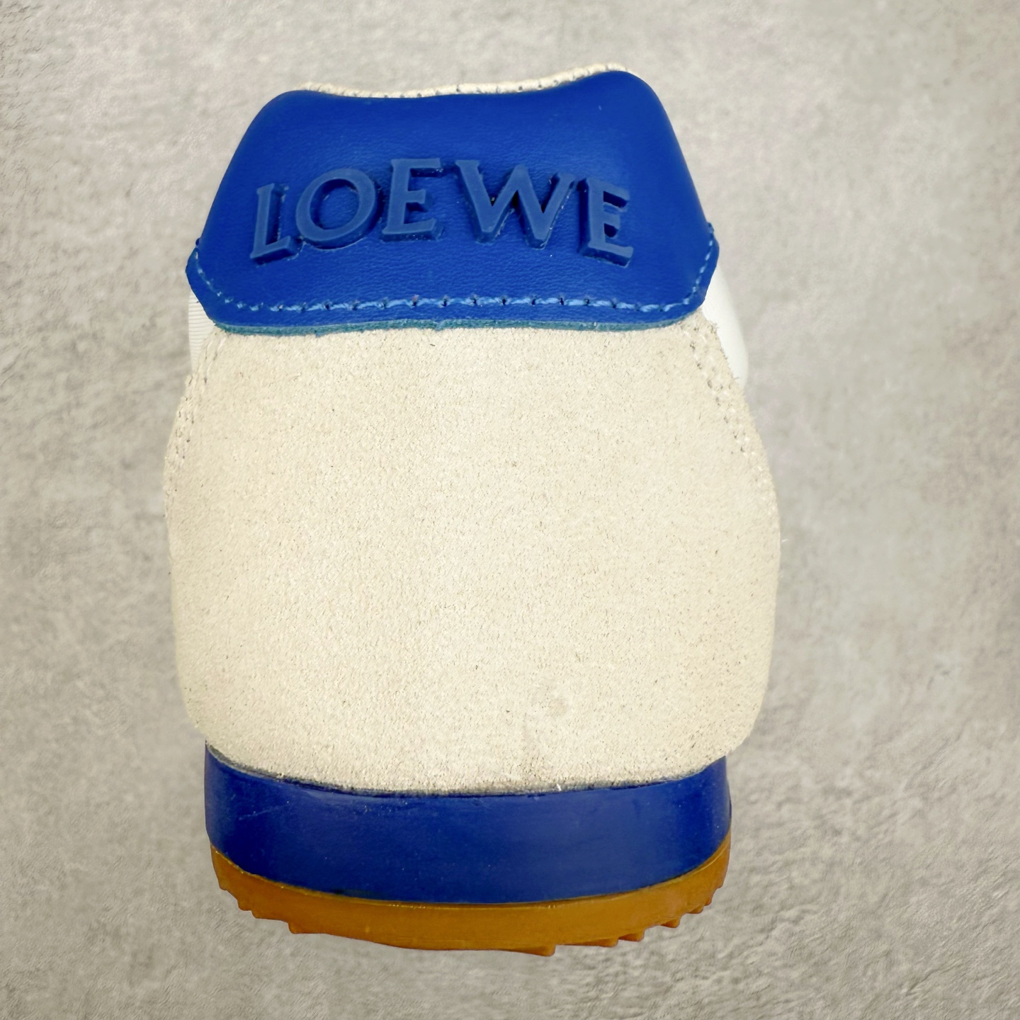 图片[8]-＃福利特价 罗意威Loewe Ballet Runner 2.0 Sneakers 芭蕾舞2.0系列阿甘复古风德训薄底百搭休闲运动鞋 市面最高性价比 实体平台跑量 主打推荐好货 采用反绒牛皮革拼接头层皮饰片鞋面材质鞋身原装高密度防刮尼龙面料,极好柔软效果双层乳胶缓震鞋垫外部搭配轻量EVA缓震组合橡胶防滑片装外底不对称鞋头设计、袜状内部结构，轻盈橡胶外底延伸至鞋头 20 毫米鞋跟，附白色和同色系鞋带侧面饰有 L 徽标，鞋舌饰有压纹 Anagram 后跟标签饰有注塑橡胶 LOEWE 标志升级原楦型开发纸版全手工拉帮工艺成型 尺码：35 36 37 38 39 40-选品中心