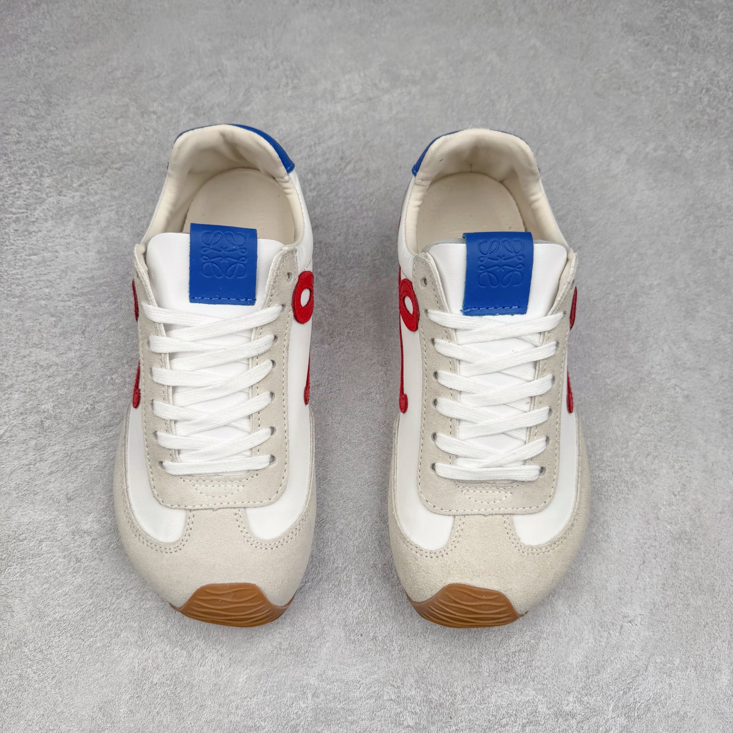 图片[2]-＃福利特价 罗意威Loewe Ballet Runner 2.0 Sneakers 芭蕾舞2.0系列阿甘复古风德训薄底百搭休闲运动鞋 市面最高性价比 实体平台跑量 主打推荐好货 采用反绒牛皮革拼接头层皮饰片鞋面材质鞋身原装高密度防刮尼龙面料,极好柔软效果双层乳胶缓震鞋垫外部搭配轻量EVA缓震组合橡胶防滑片装外底不对称鞋头设计、袜状内部结构，轻盈橡胶外底延伸至鞋头 20 毫米鞋跟，附白色和同色系鞋带侧面饰有 L 徽标，鞋舌饰有压纹 Anagram 后跟标签饰有注塑橡胶 LOEWE 标志升级原楦型开发纸版全手工拉帮工艺成型 尺码：35 36 37 38 39 40-选品中心