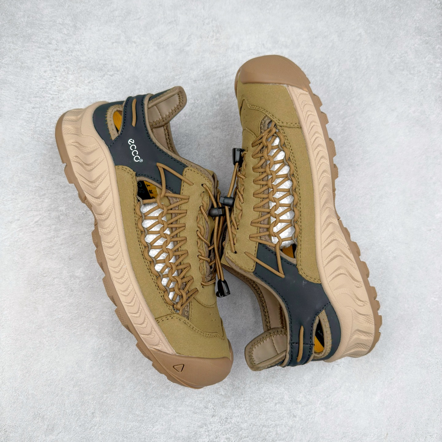 图片[3]-Ecco/爱步越野系列夏季新款男士牛皮舒适运动沙滩凉鞋 便捷松紧带卡扣设计，可自由调节松紧，方便穿脱 鞋面采用ECCO家族工艺牛皮 纹理自然，细腻柔软 橡胶大底，抓地力强，具有良好的耐磨性 感受自然的生命力 追寻户外的热烈与自由 踩出轻盈步调 尺码：39 40 41 42 43 44（标准码）-选品中心