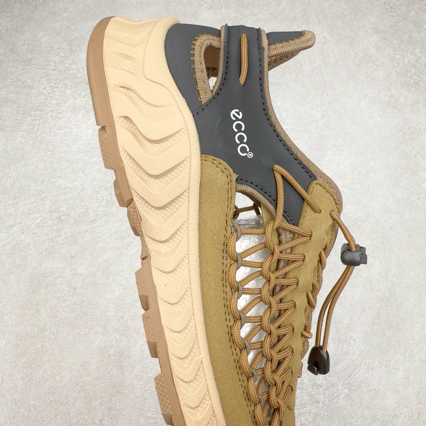 图片[6]-Ecco/爱步越野系列夏季新款男士牛皮舒适运动沙滩凉鞋 便捷松紧带卡扣设计，可自由调节松紧，方便穿脱 鞋面采用ECCO家族工艺牛皮 纹理自然，细腻柔软 橡胶大底，抓地力强，具有良好的耐磨性 感受自然的生命力 追寻户外的热烈与自由 踩出轻盈步调 尺码：39 40 41 42 43 44（标准码）-选品中心